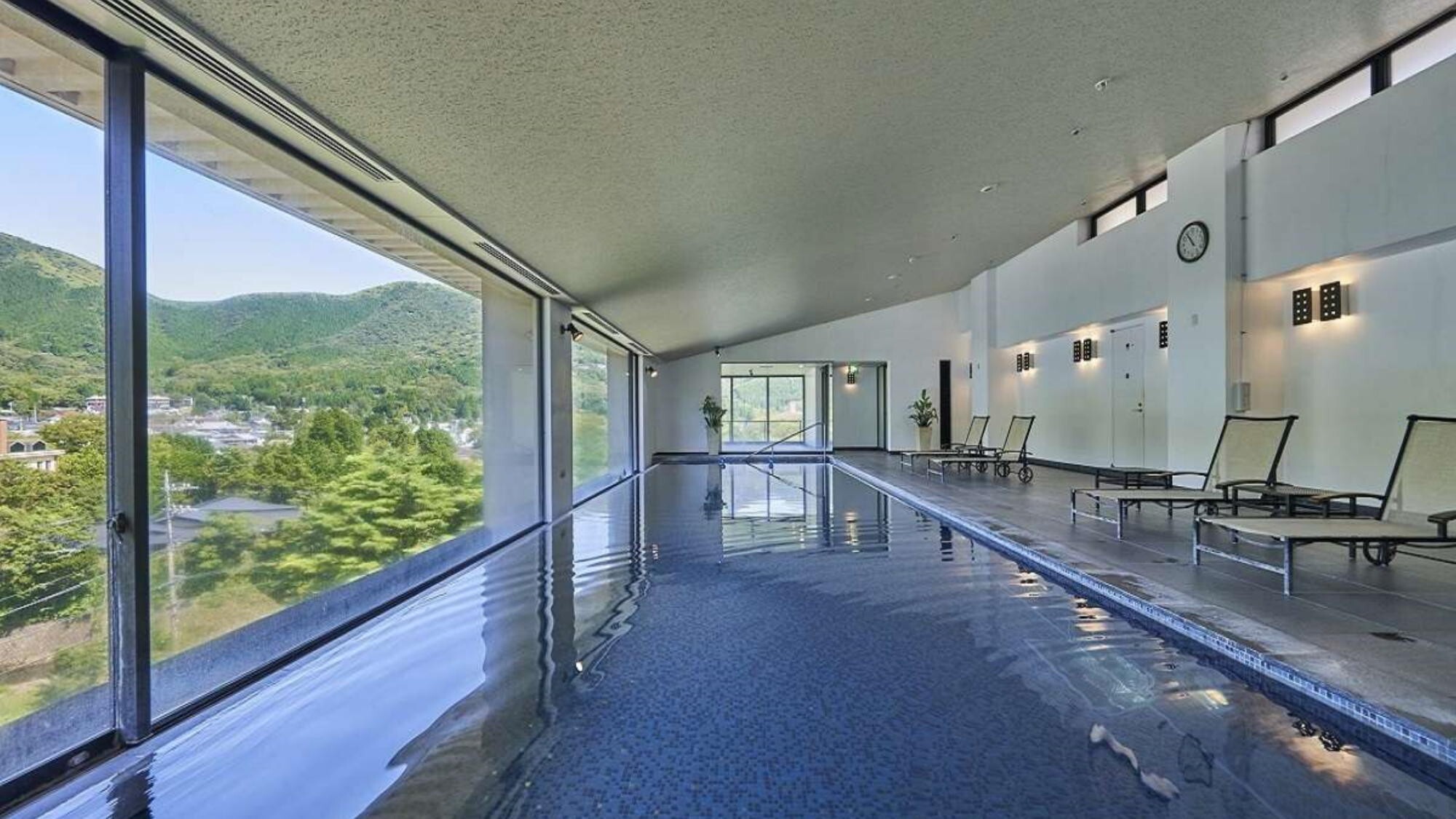 【屋内温水プール】無料で楽しめる室内プール。全長15mのコースから広がる絶景を堪能。