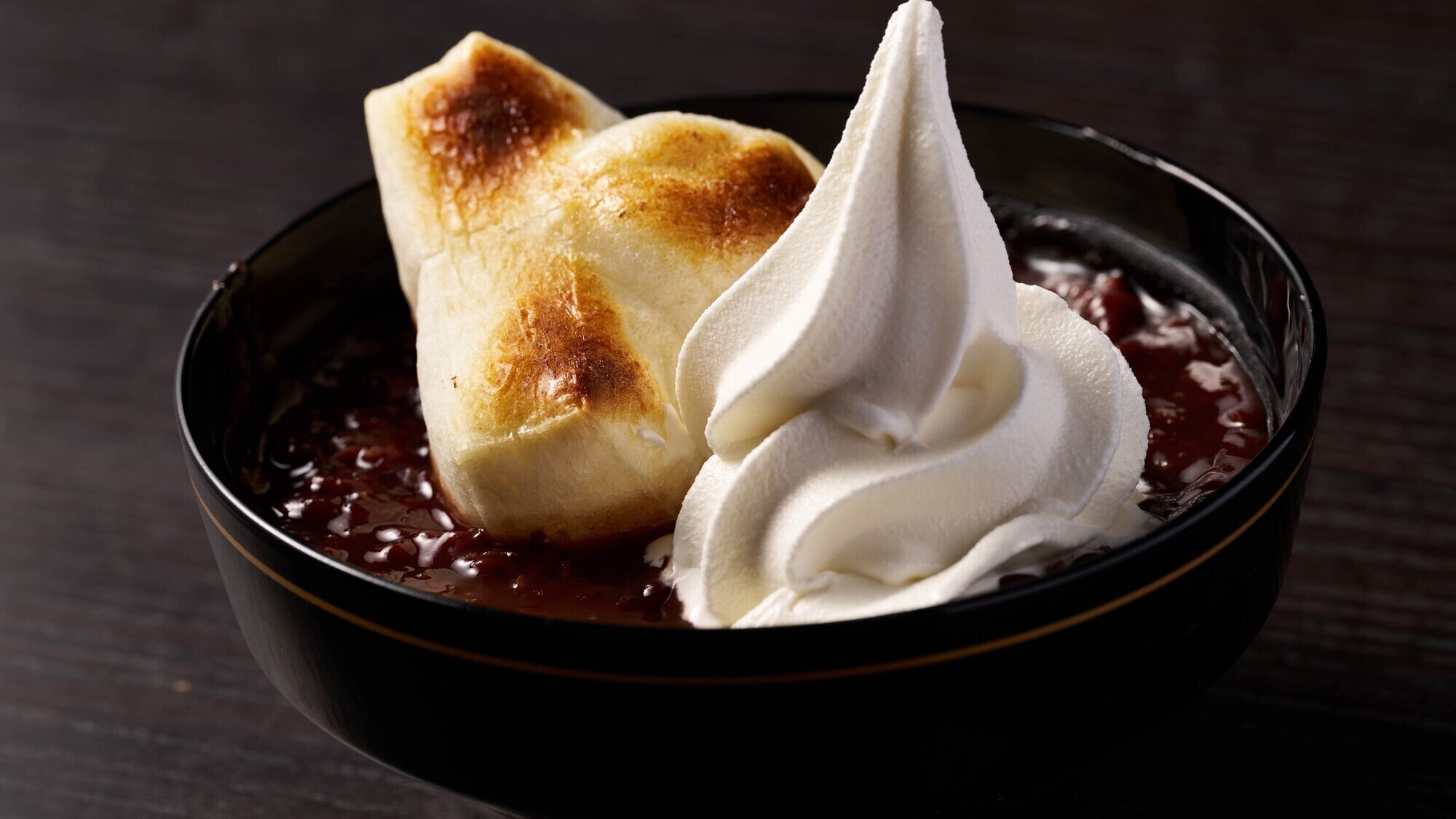 【冬のグランドブッフェ】あんこの甘さとミルクのコクが溶け合う、お汁粉ソフトクリーム