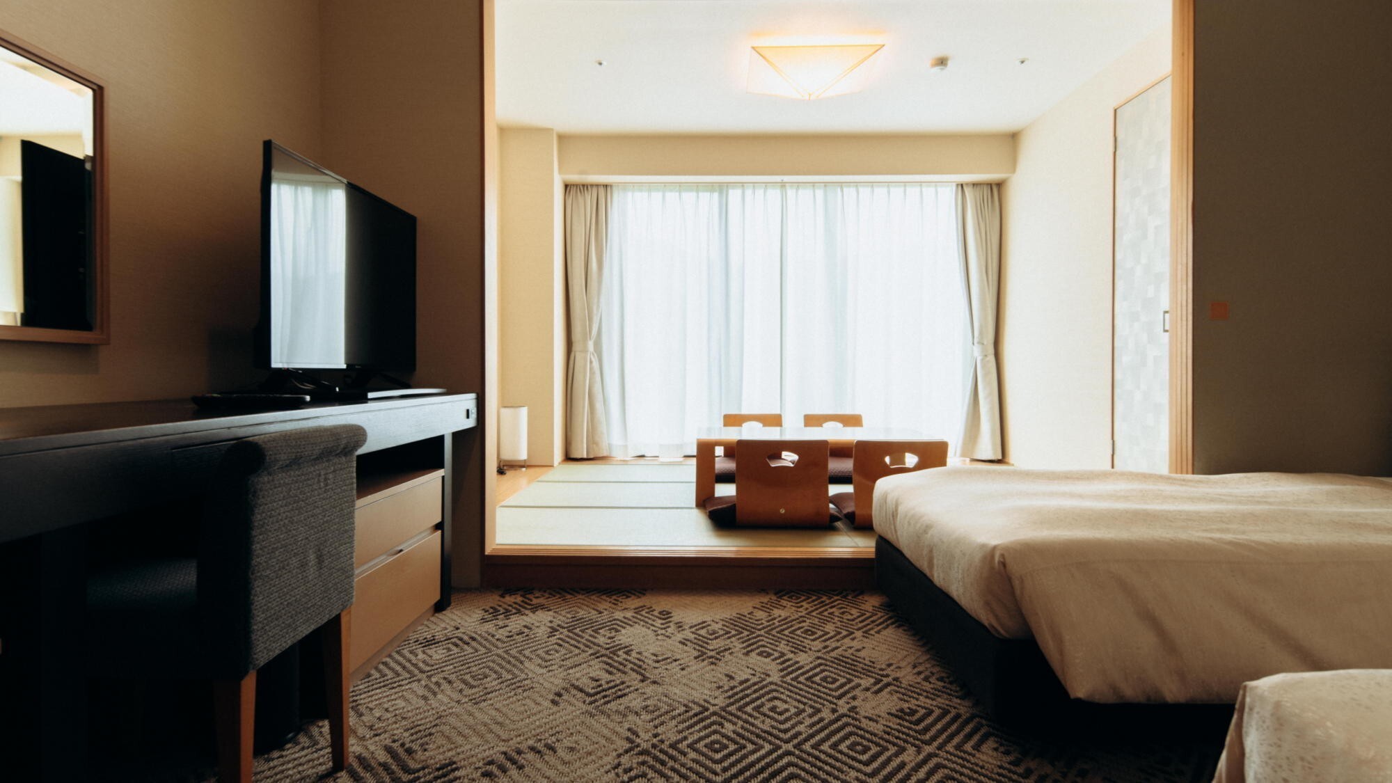 【和洋室41平米】ゆったりとくつろげるセミダブルベッド2台と、6畳の畳を備えた和洋室。