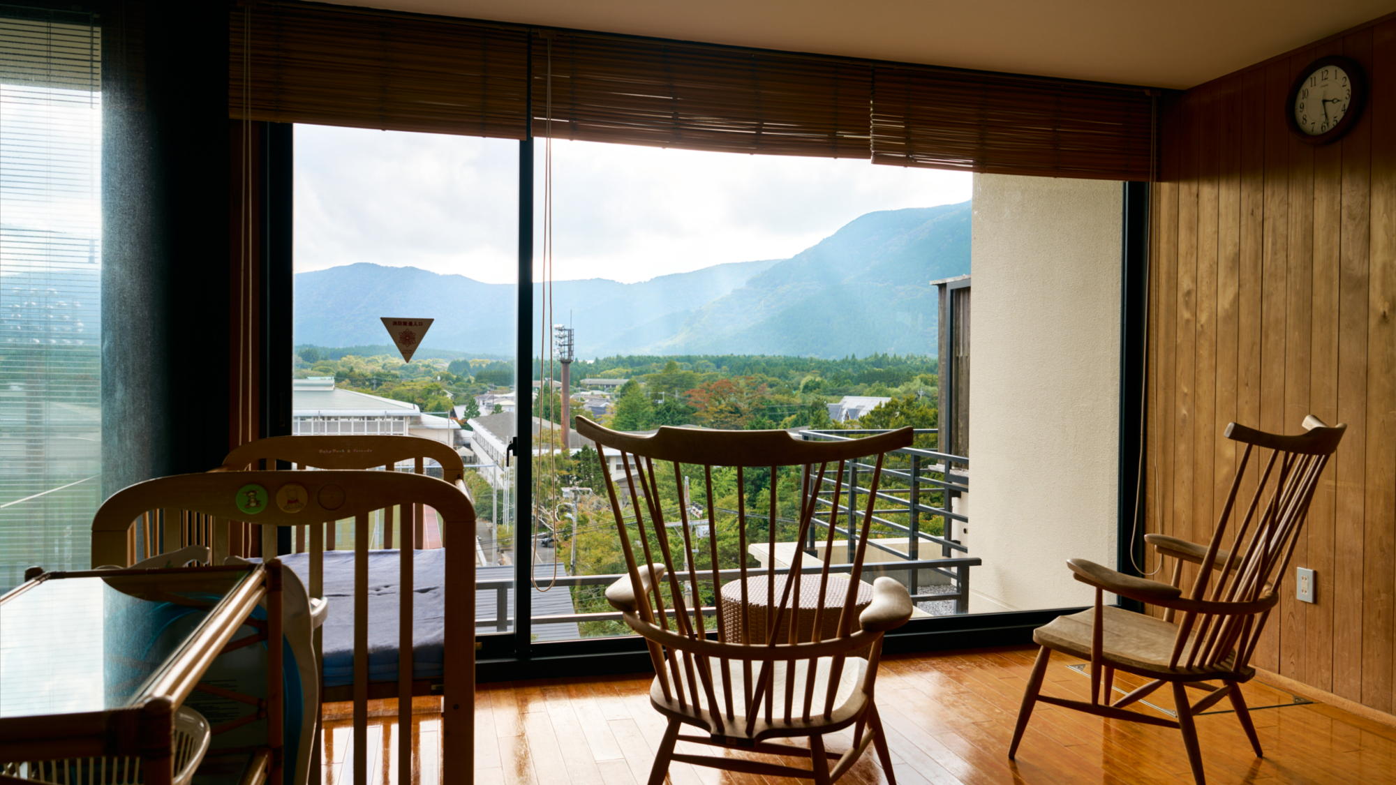 【貸切風呂「家族風呂」】湯上り後も仙石原の景色を眺めながらゆったりとお寛ぎいただけます。