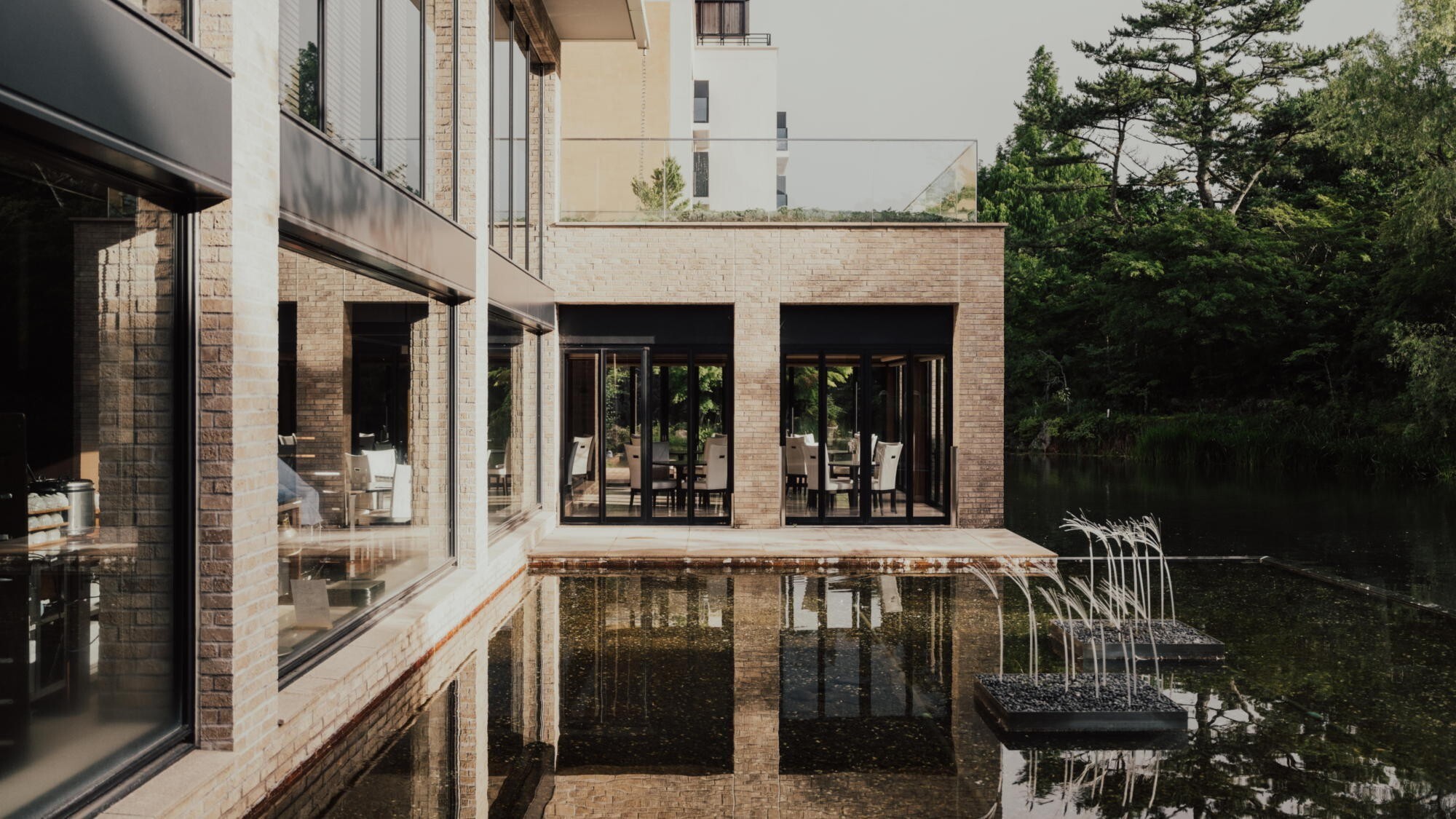 【レストラン外観】箱根の自然を眺めながらゆったりとお食事いただけます。