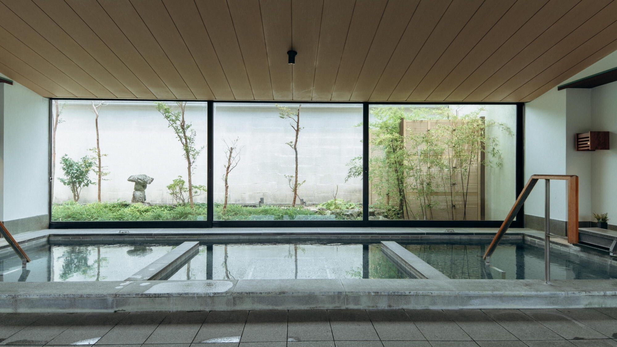 【温泉大浴場】やわらかな光と木のぬくもりが心をほぐしてくれます。