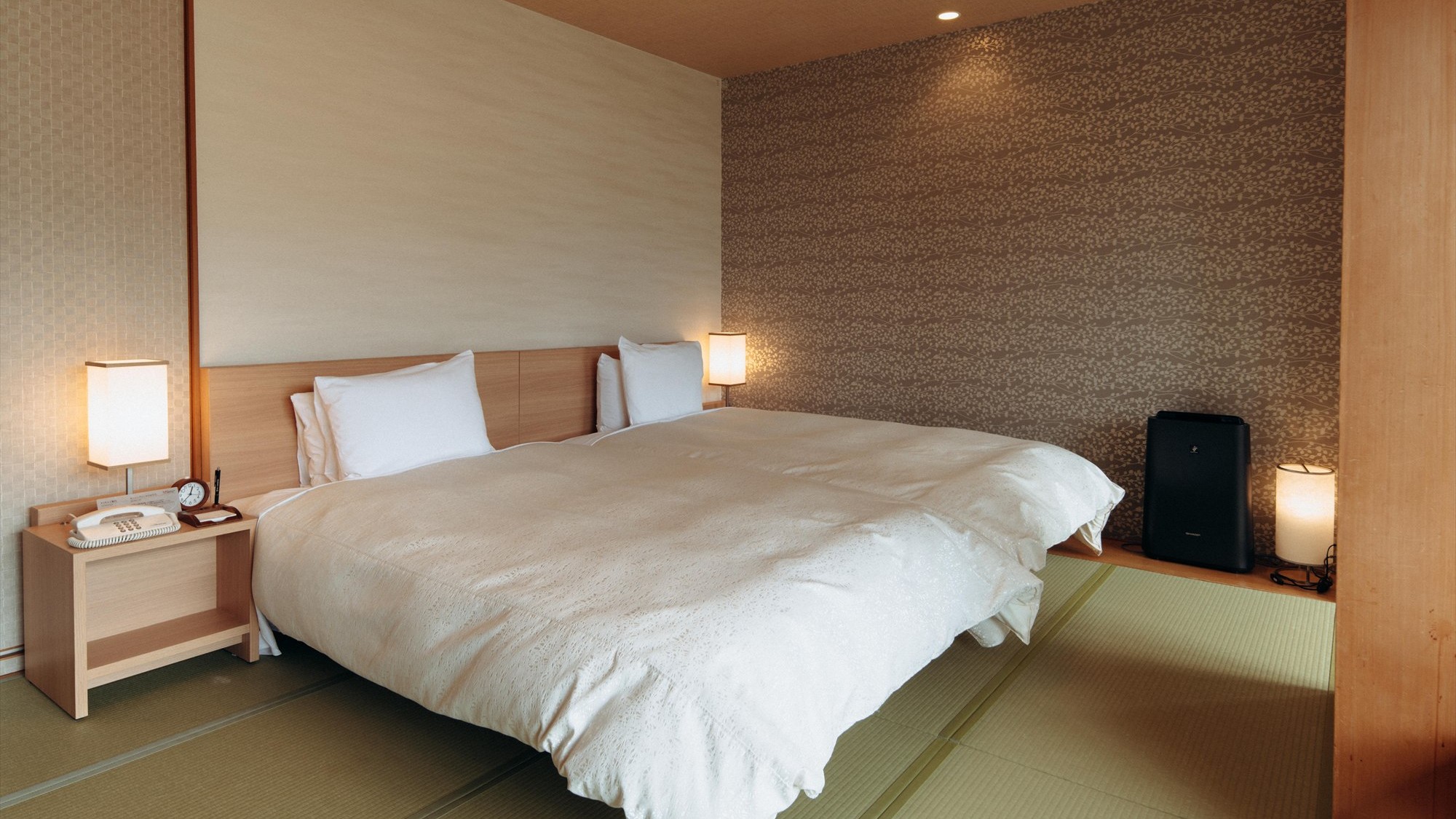 【和モダンツインルーム46平米】畳の上にベッド2台をぴったりと並べて