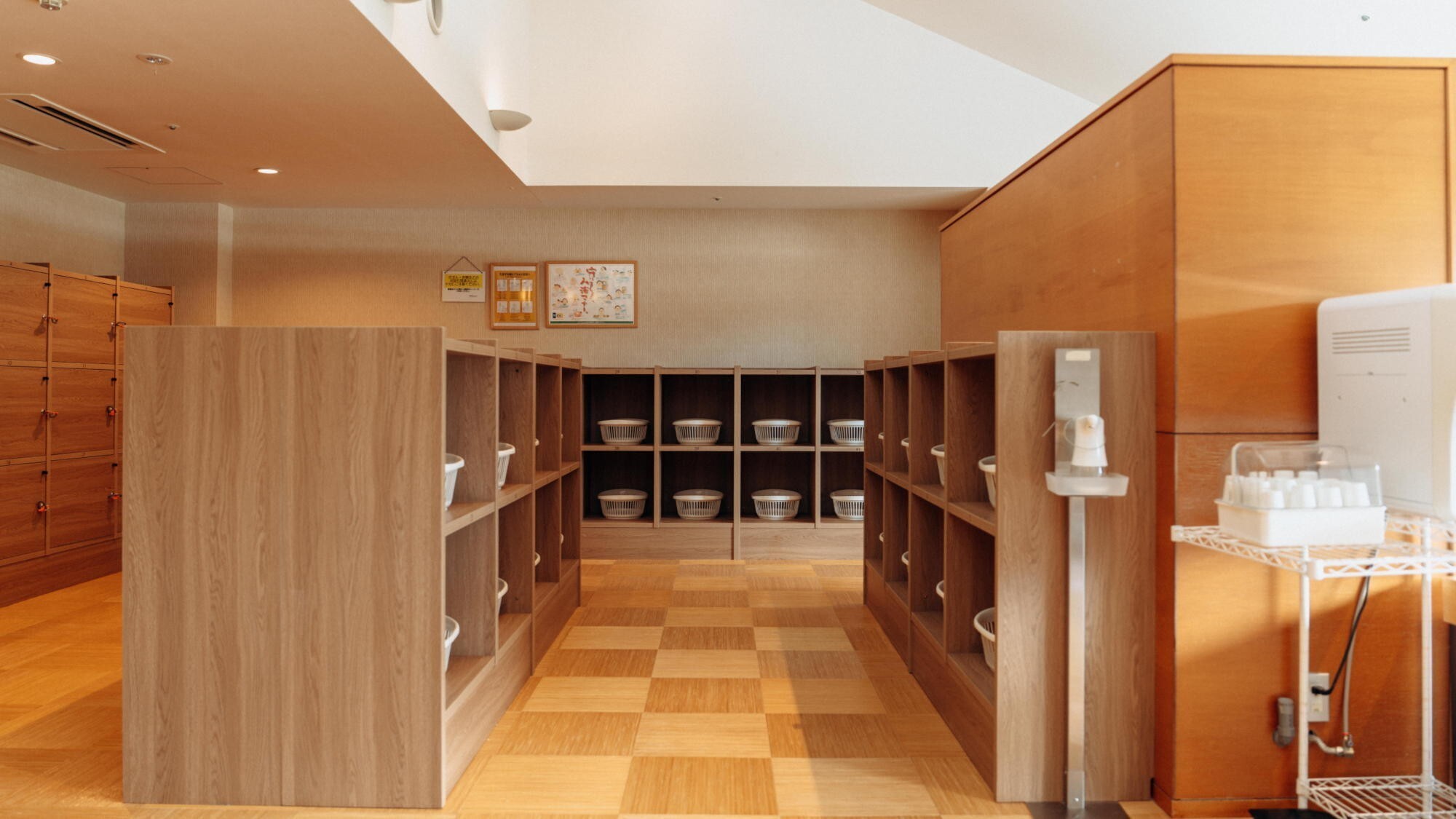 【温泉大浴場】広々とした脱衣所