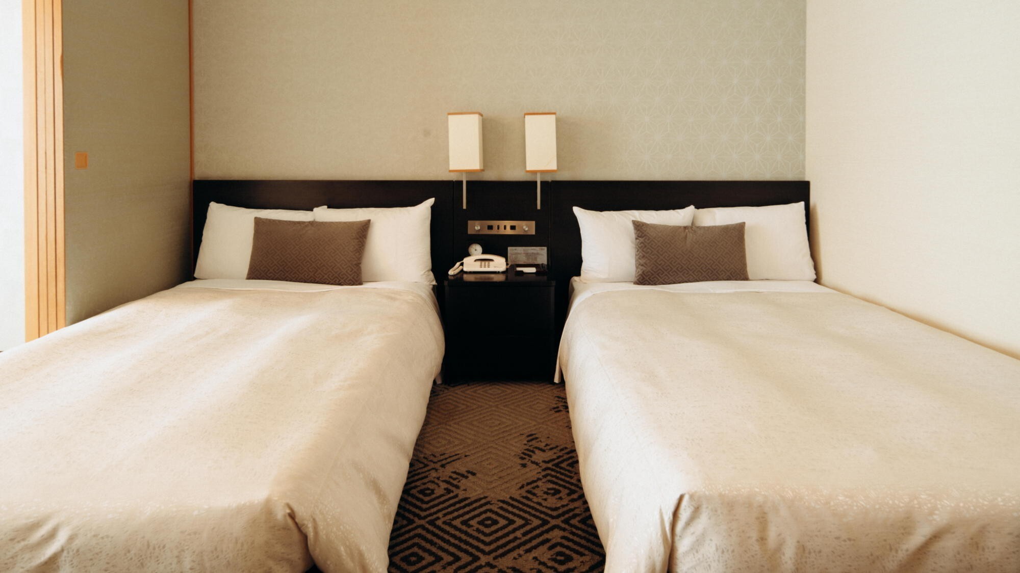 【和洋室41平米】ゆったりとくつろげるセミダブルベッド2台と、6畳の畳を備えた和洋室。