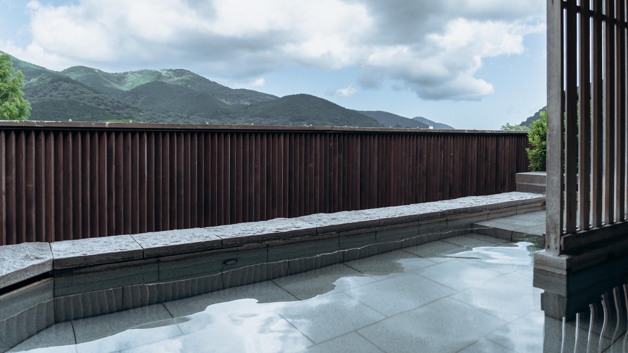 【温泉大浴場】開放感あふれる露天風呂で、心も体も解きほぐして。
