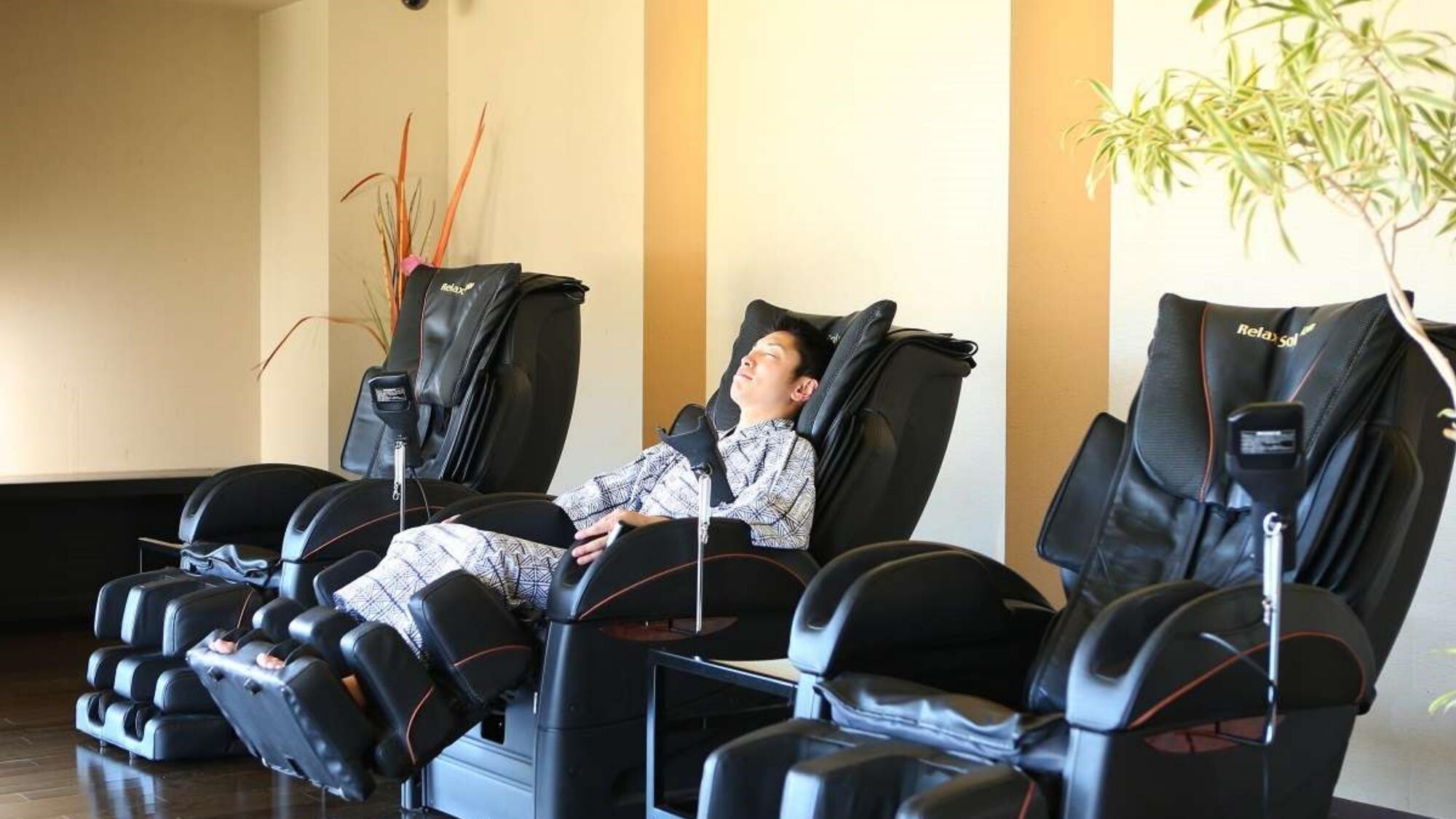 【湯上りラウンジ】マッサージチェアが無料でご利用いただけます。