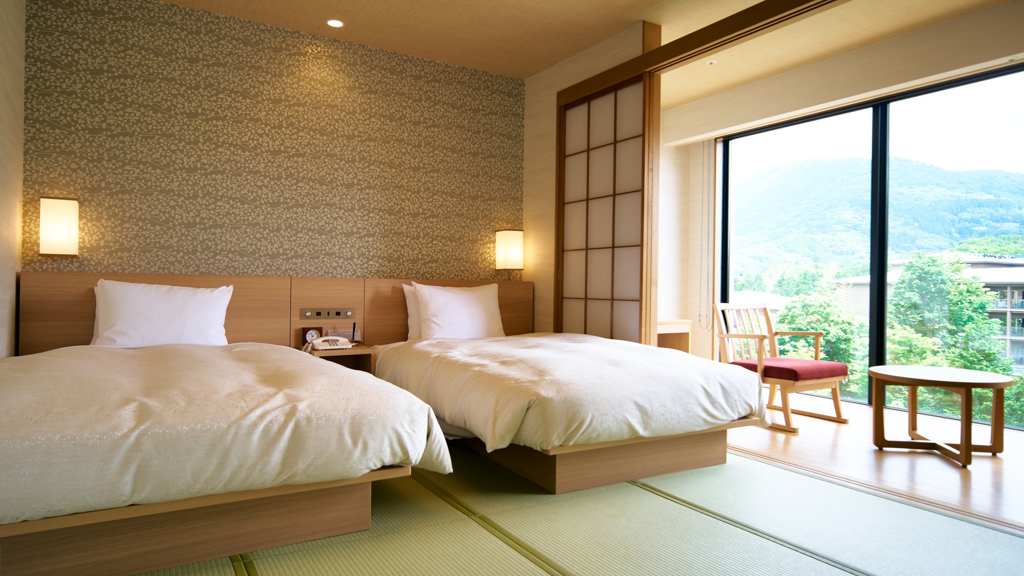 【和室ベッド46平米】池側に位置しており、落ち着いた景観をお楽しみいただけます。