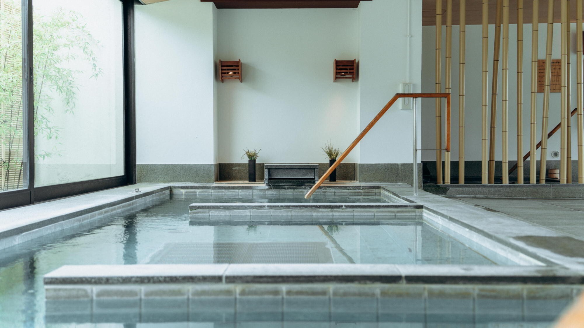 【温泉大浴場】空中露天風呂を思わせる最上階の大浴場は、豊かなくつろぎのひとときを演出します。