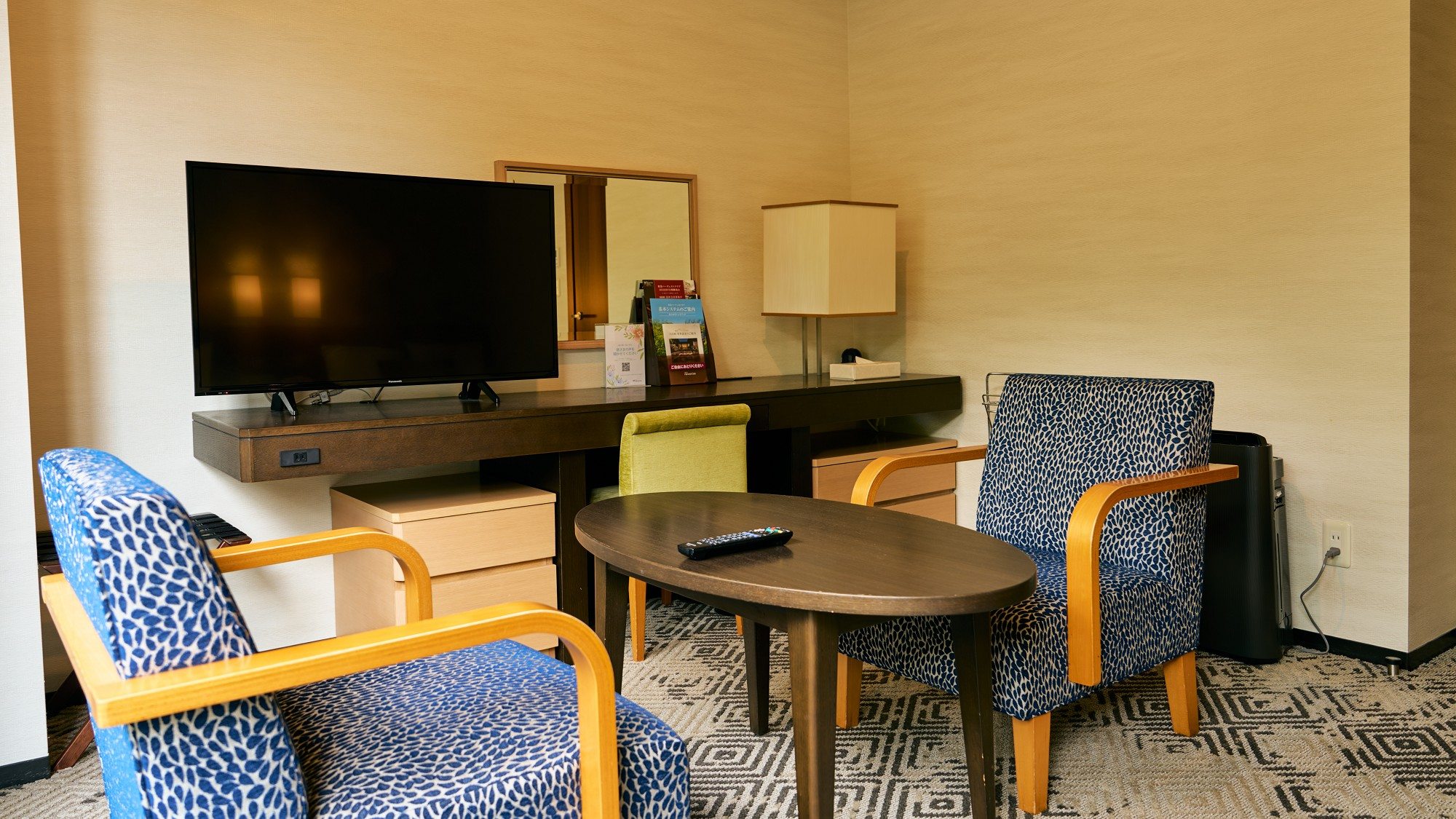 【スタンダードツイン29～34平米】テーブルやソファもございます。