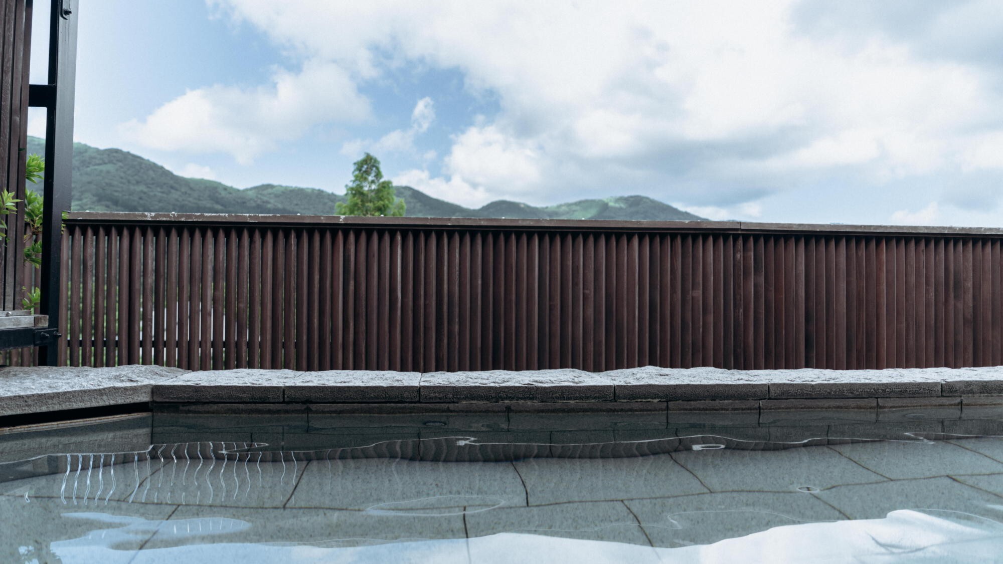 【温泉大浴場】開放感あふれる露天風呂で、心も体も解きほぐして。