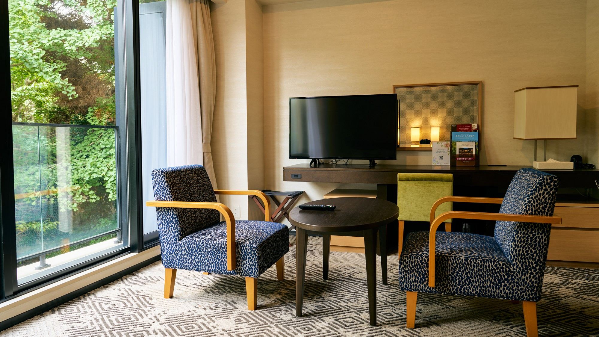 【スタンダードツイン29～34平米】テーブルやソファもございます。