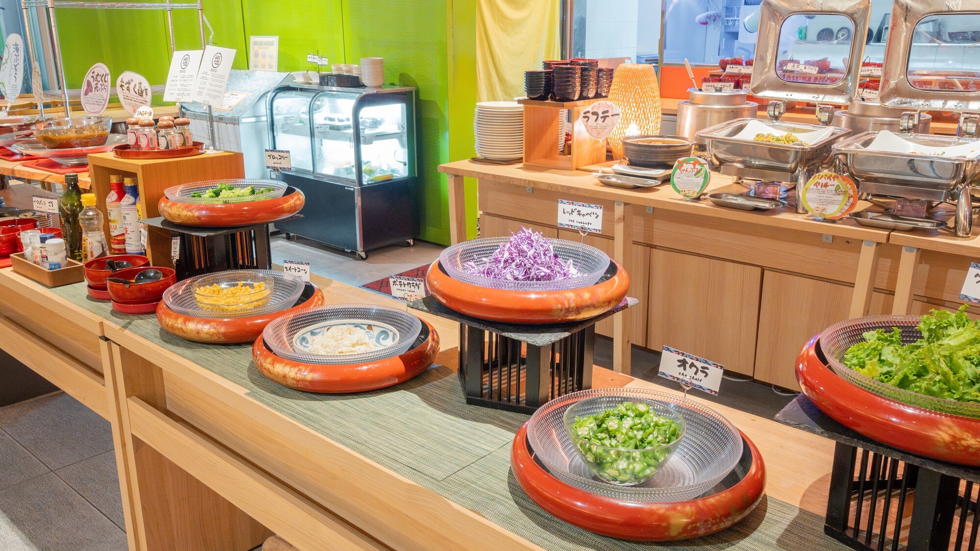 彩り豊かなシャキシャキのサラダバー