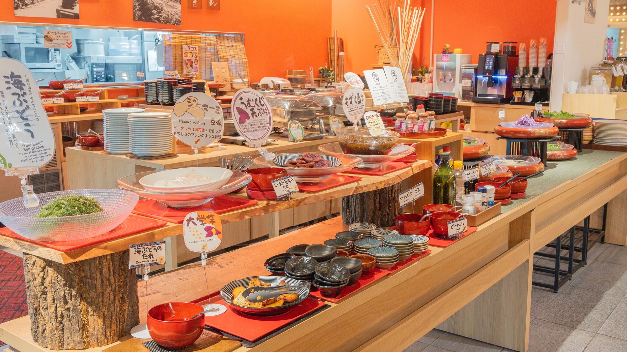 沖縄の恵みをふんだんに使った地元の味、定番の和洋食メニューを種類豊富にご用意