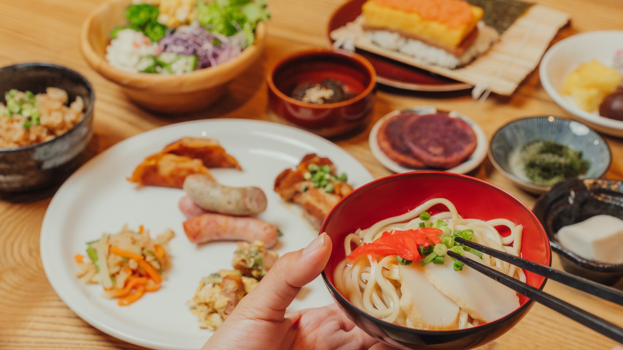 心も体も満たす沖縄の朝、伝統の沖縄そばと多彩な料理をどうぞ