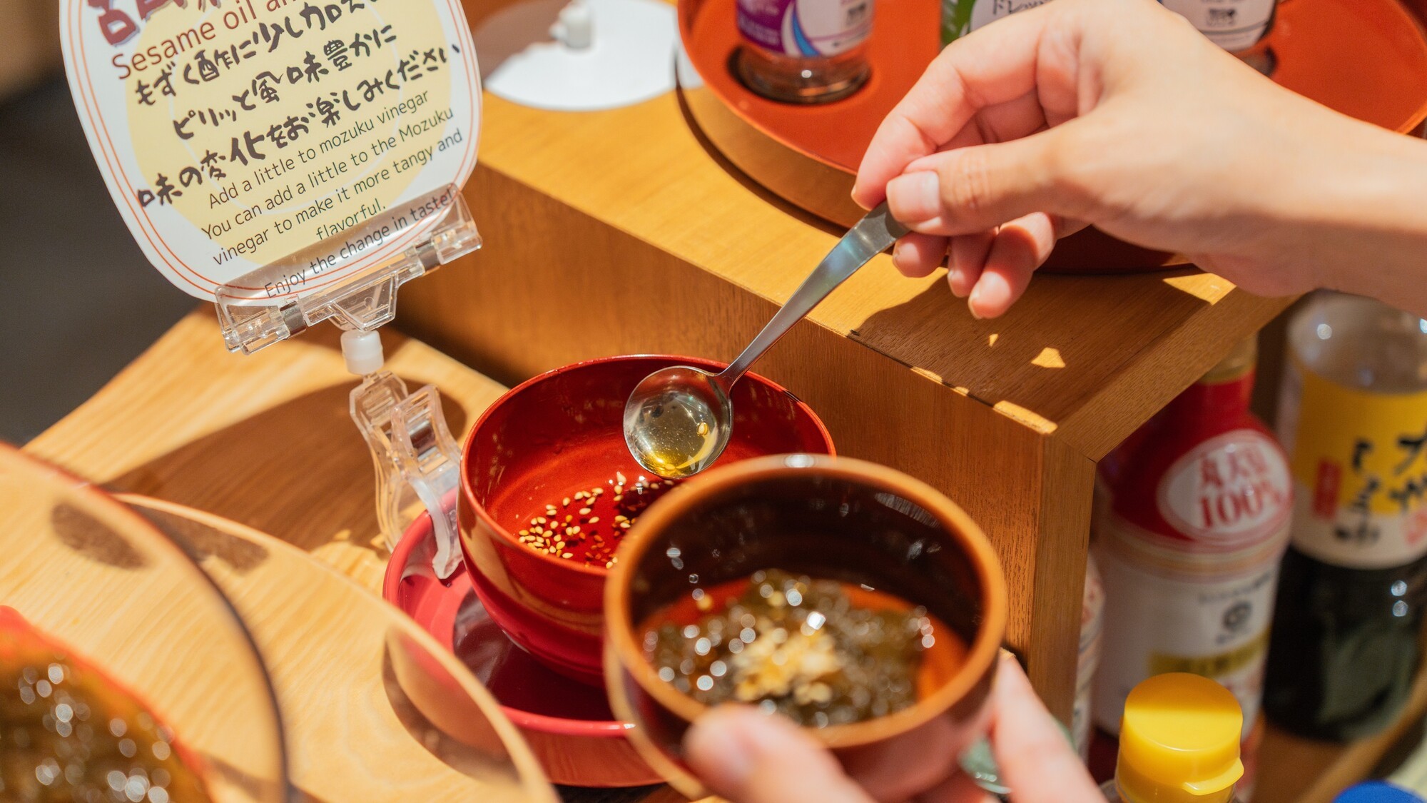 ちょい足しで大変身！ごま油とラー油で楽しむもずく酢