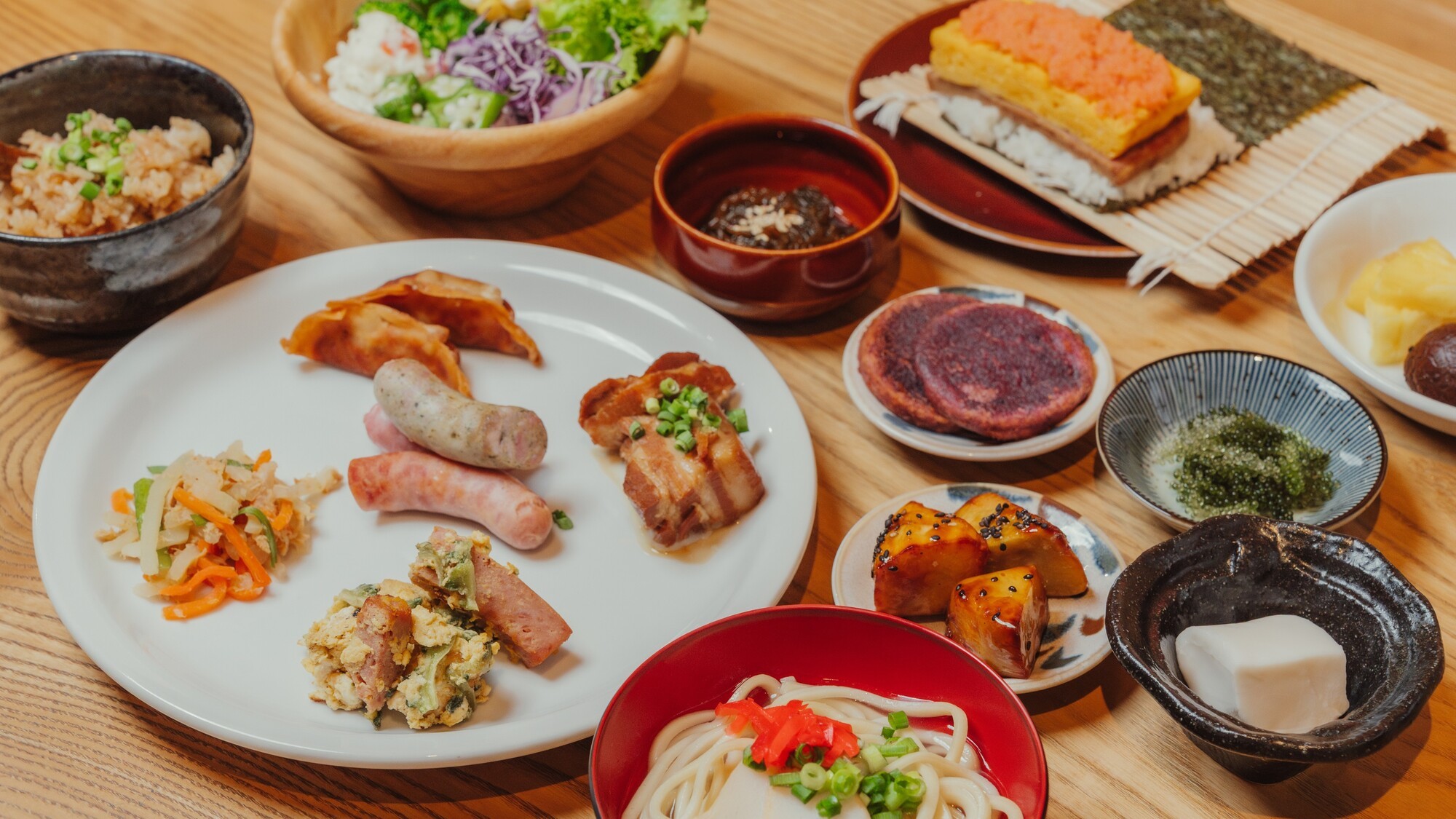 沖縄の恵みを感じる彩り豊かな朝食