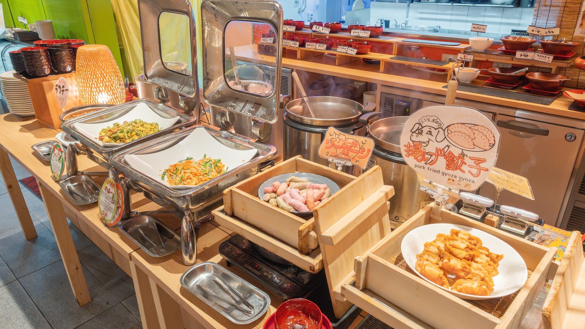 アグー豚のジューシーな旨味と、揚げたて熱々の香ばしさが食欲をそそります