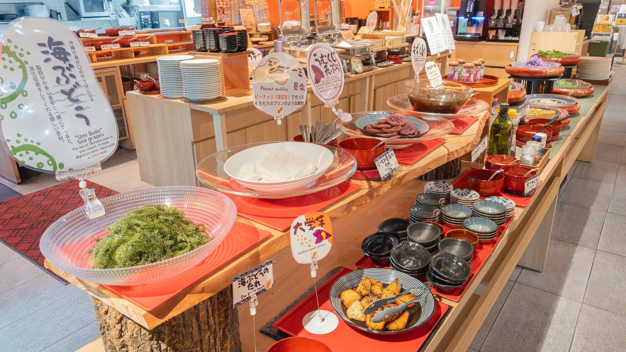 プチプチとした食感が楽しい海ぶどうや地元の特産品を豊富にご用意