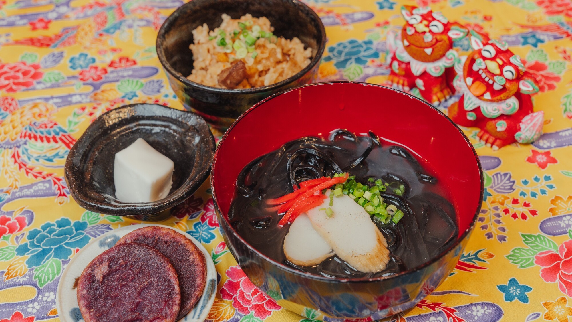 珍しいイカ墨麺を、イカの旨みが凝縮されたイカ墨汁でどうぞ