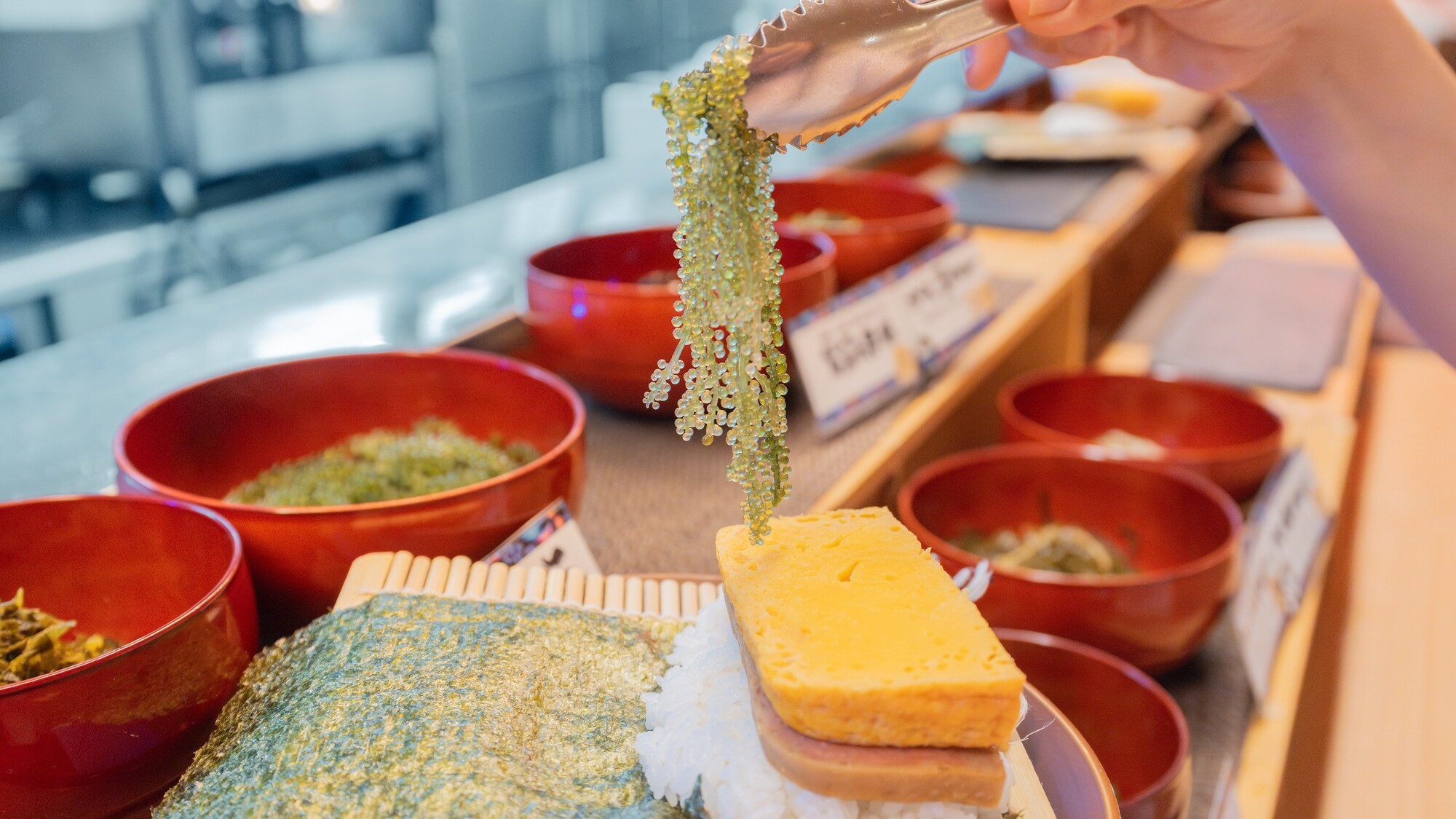 プチプチ食感が人気の海ぶどうをトッピング