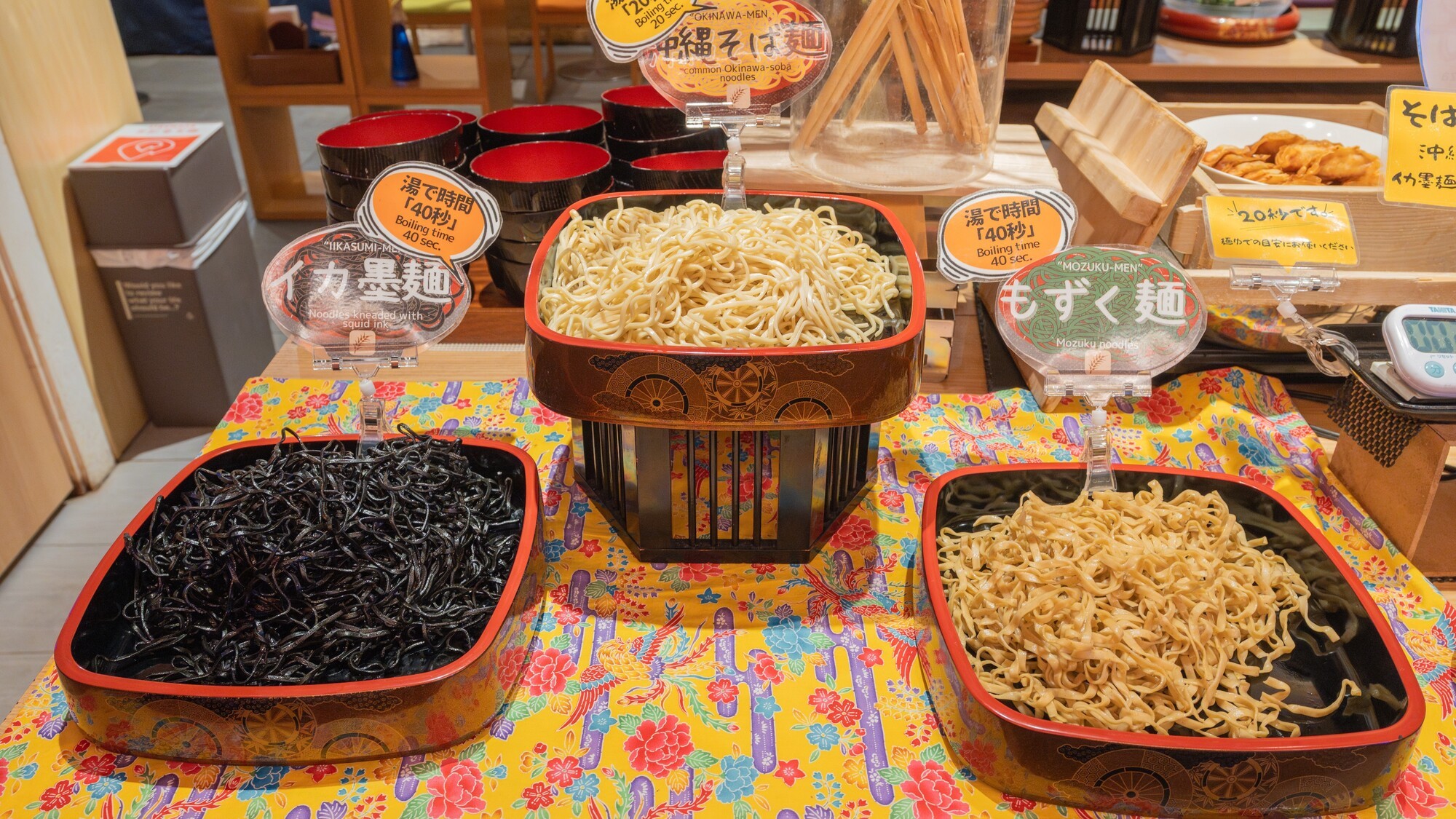  3種類のお好みの麺とトッピングであなただけのオリジナル沖縄そばを