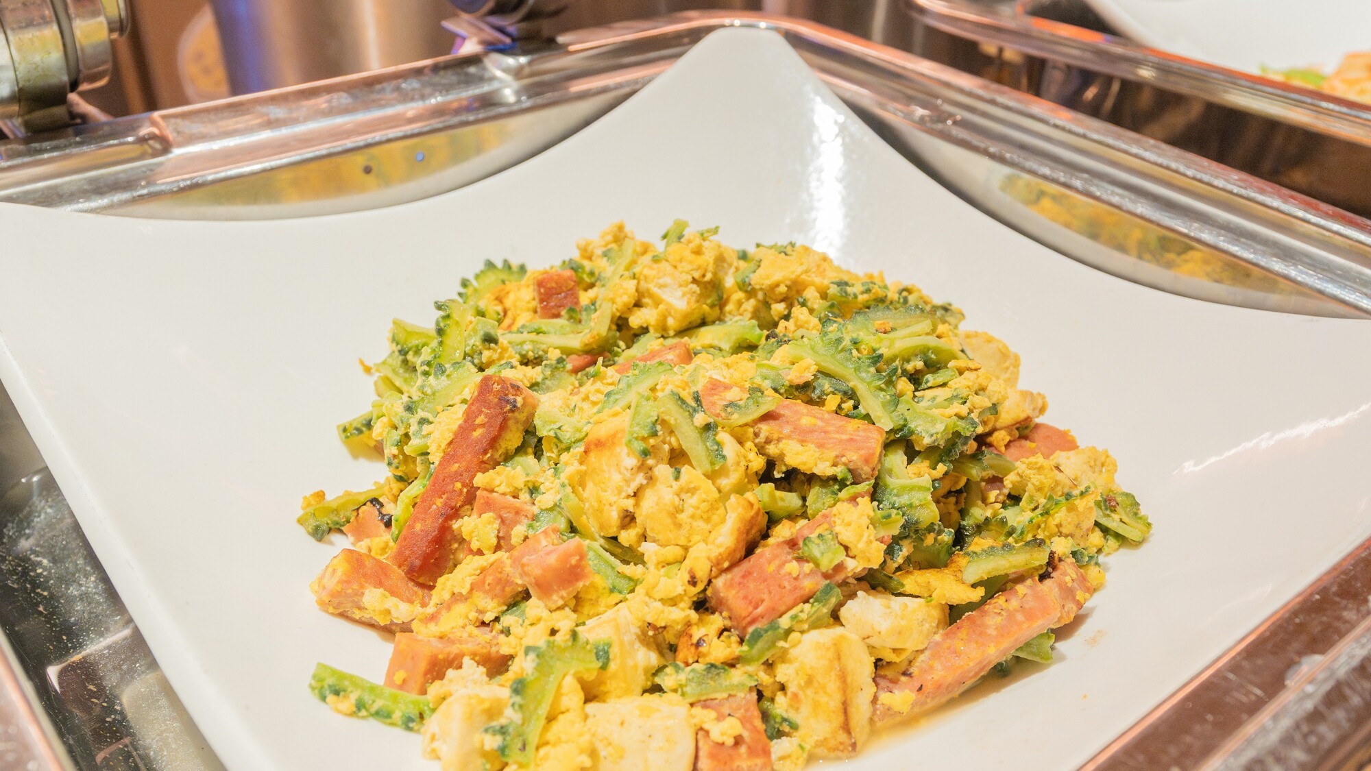 沖縄の旅に欠かせない、定番のゴーヤーチャンプルー