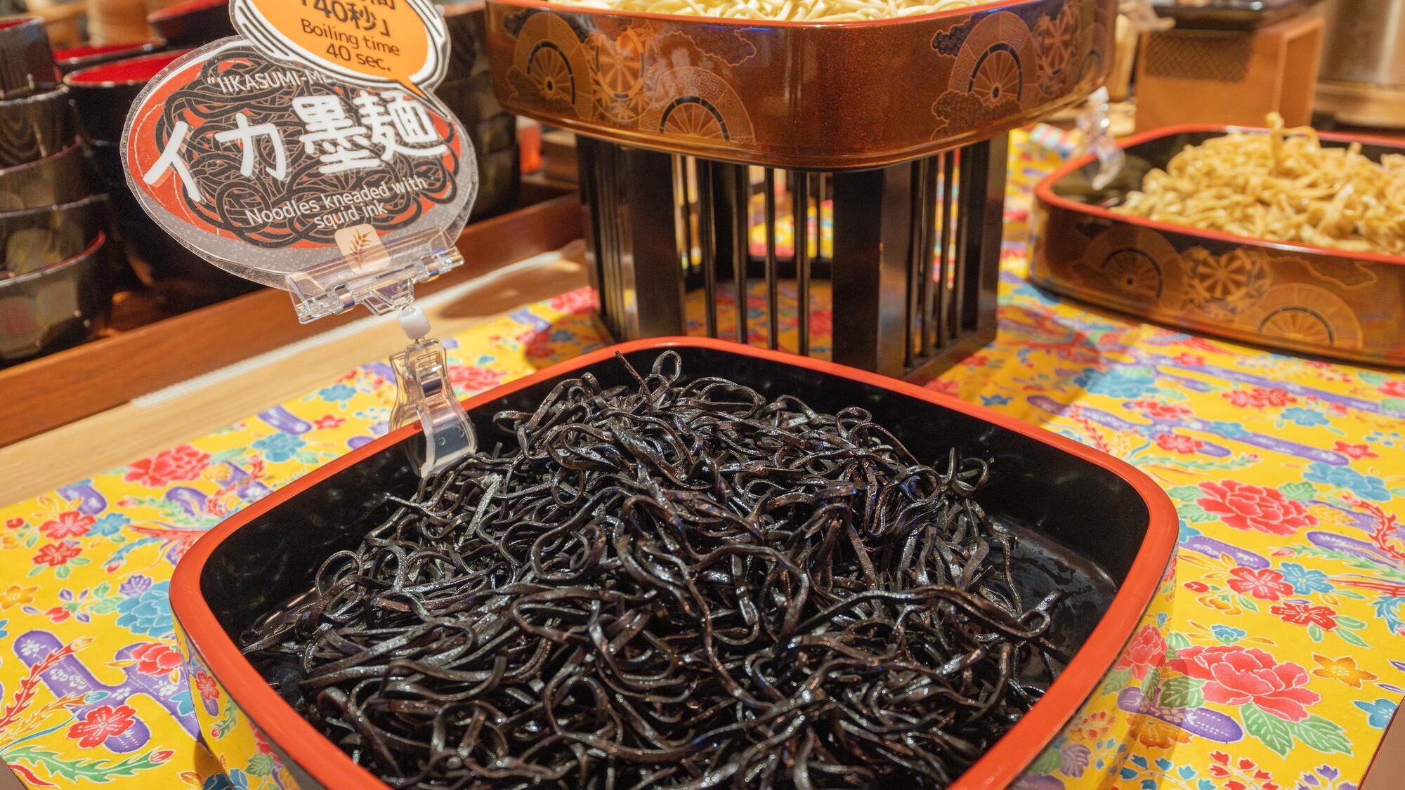 珍しいイカ墨麺で、いつもと違う沖縄そば体験を