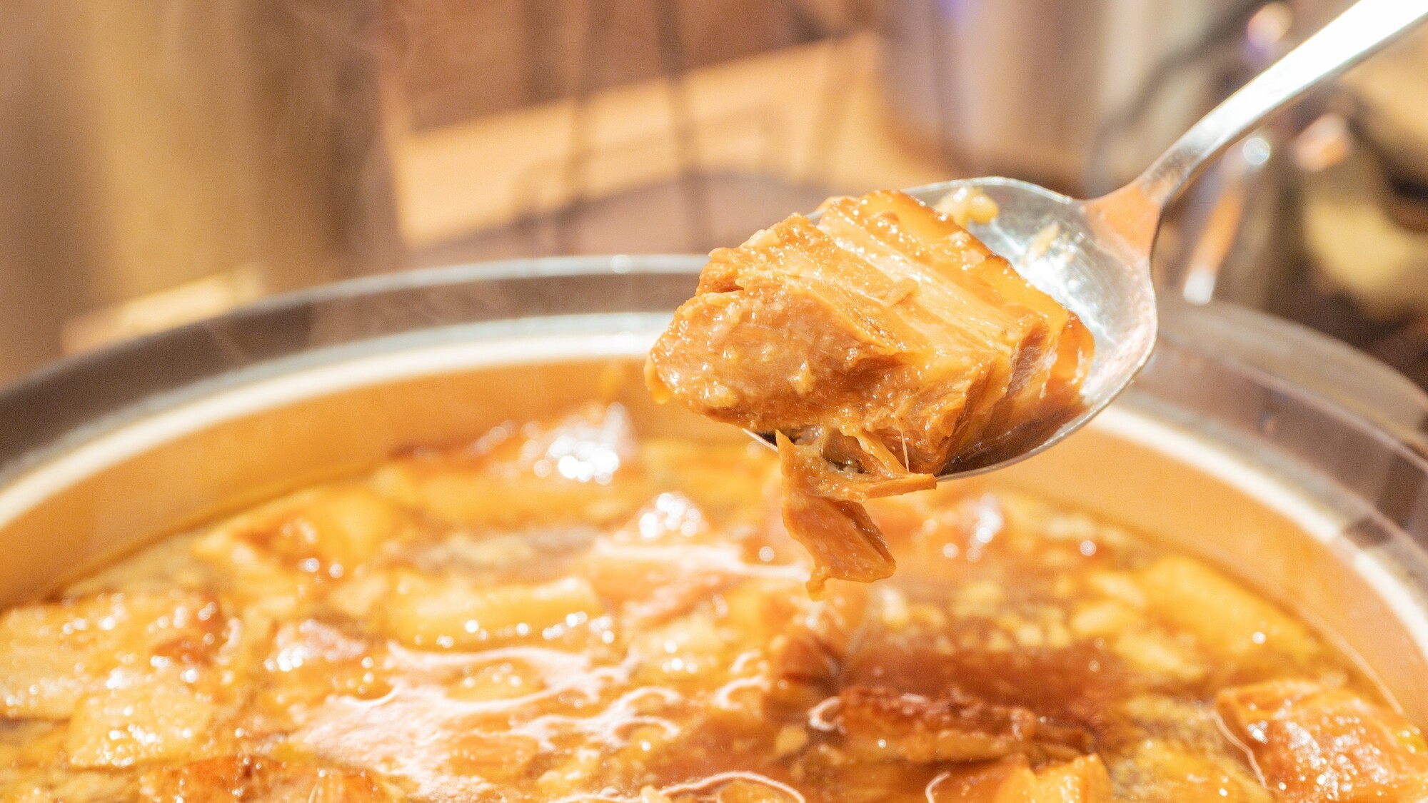 長時間煮込まれたラフテーは箸で簡単にほぐれるほど