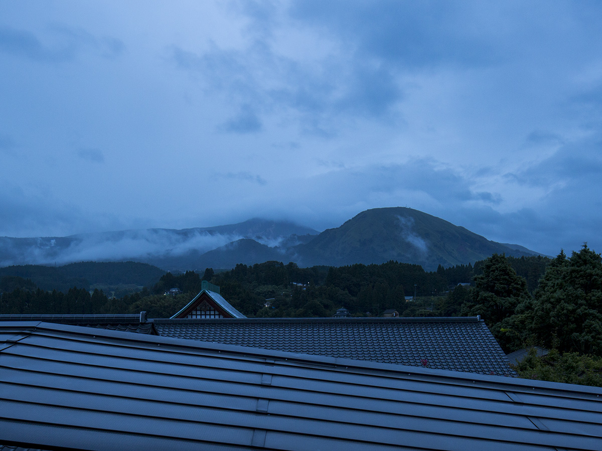 【周辺環境】雲がかかった日の出前の山々