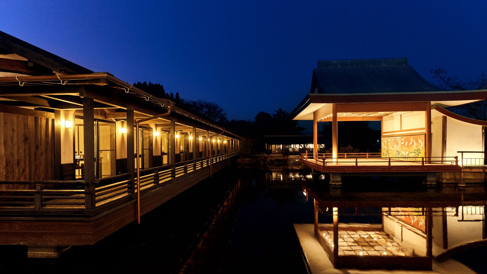 【施設】水面に浮かぶ神楽殿とお食事処