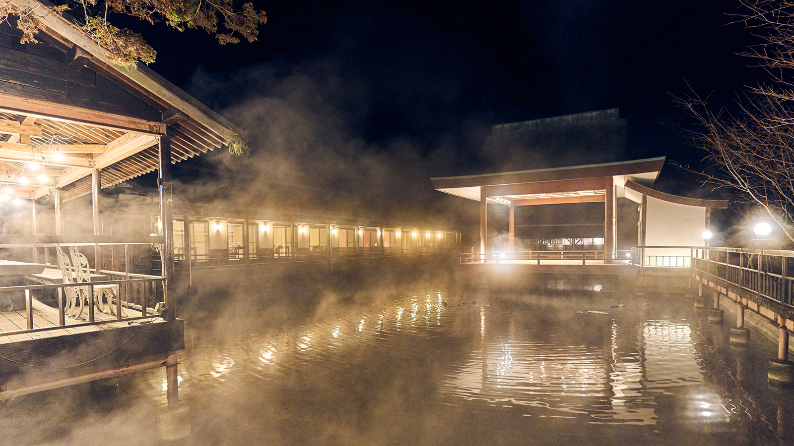 【施設】霧に浮かぶ神楽殿とお食事処