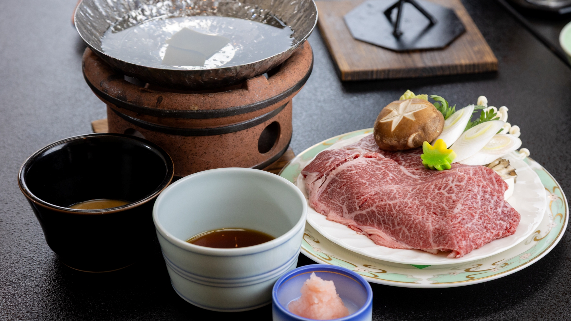 *とろける旨みと上品な余韻。福島の新ブランド牛「福粕花」をしゃぶしゃぶで堪能