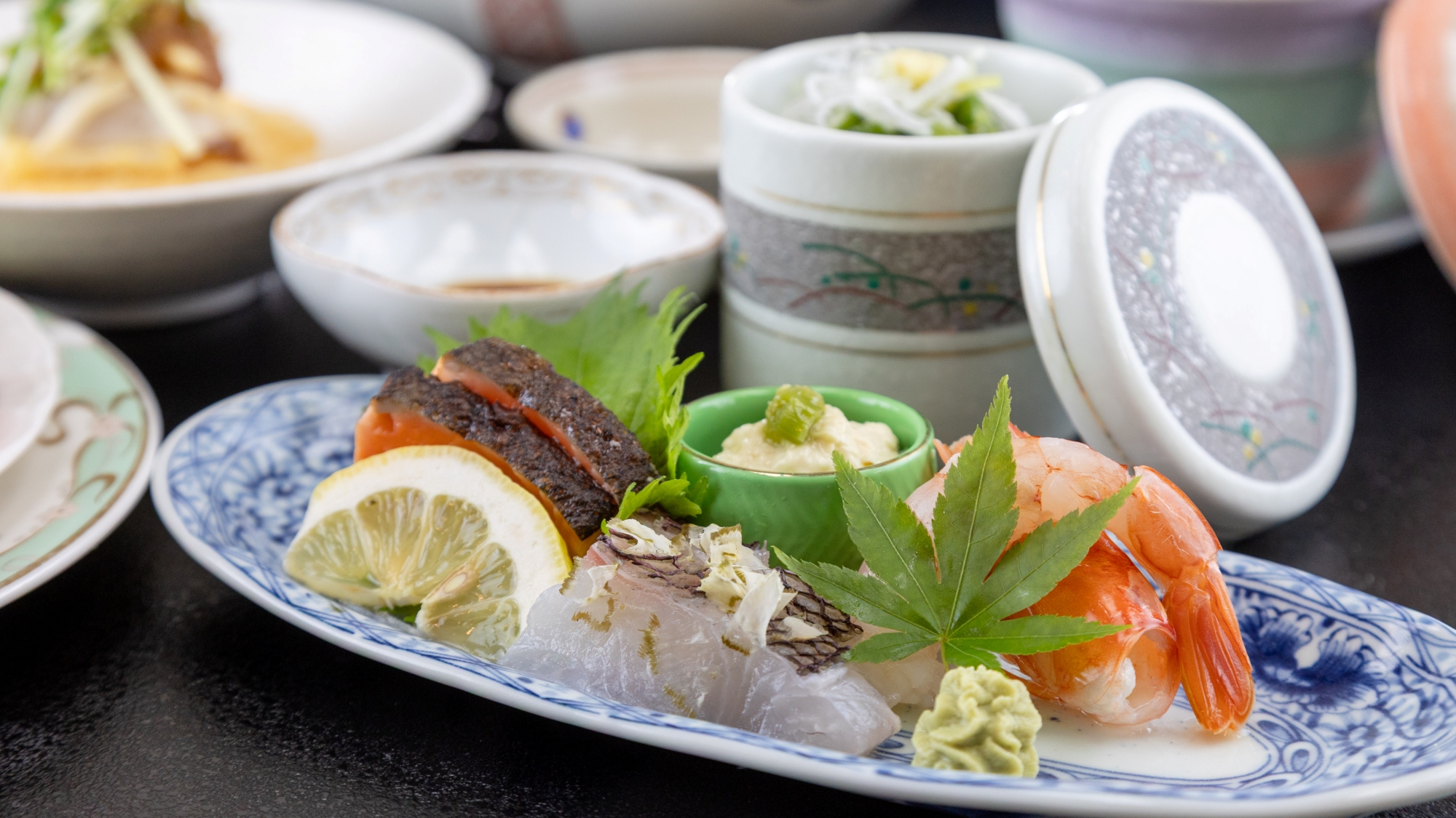 *四季折々の前菜とともに楽しむ、新ブランド牛「福粕花」のとろけるすき焼き