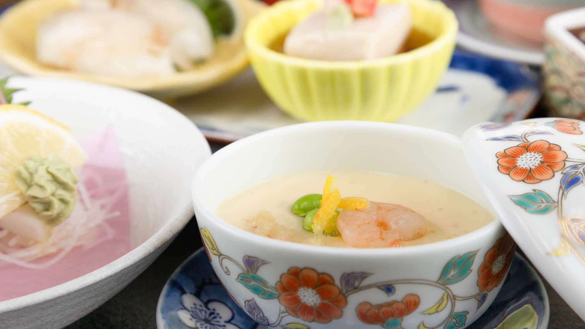 *月替わりの献立でお届けする、季節の彩りを映した茶碗蒸し。