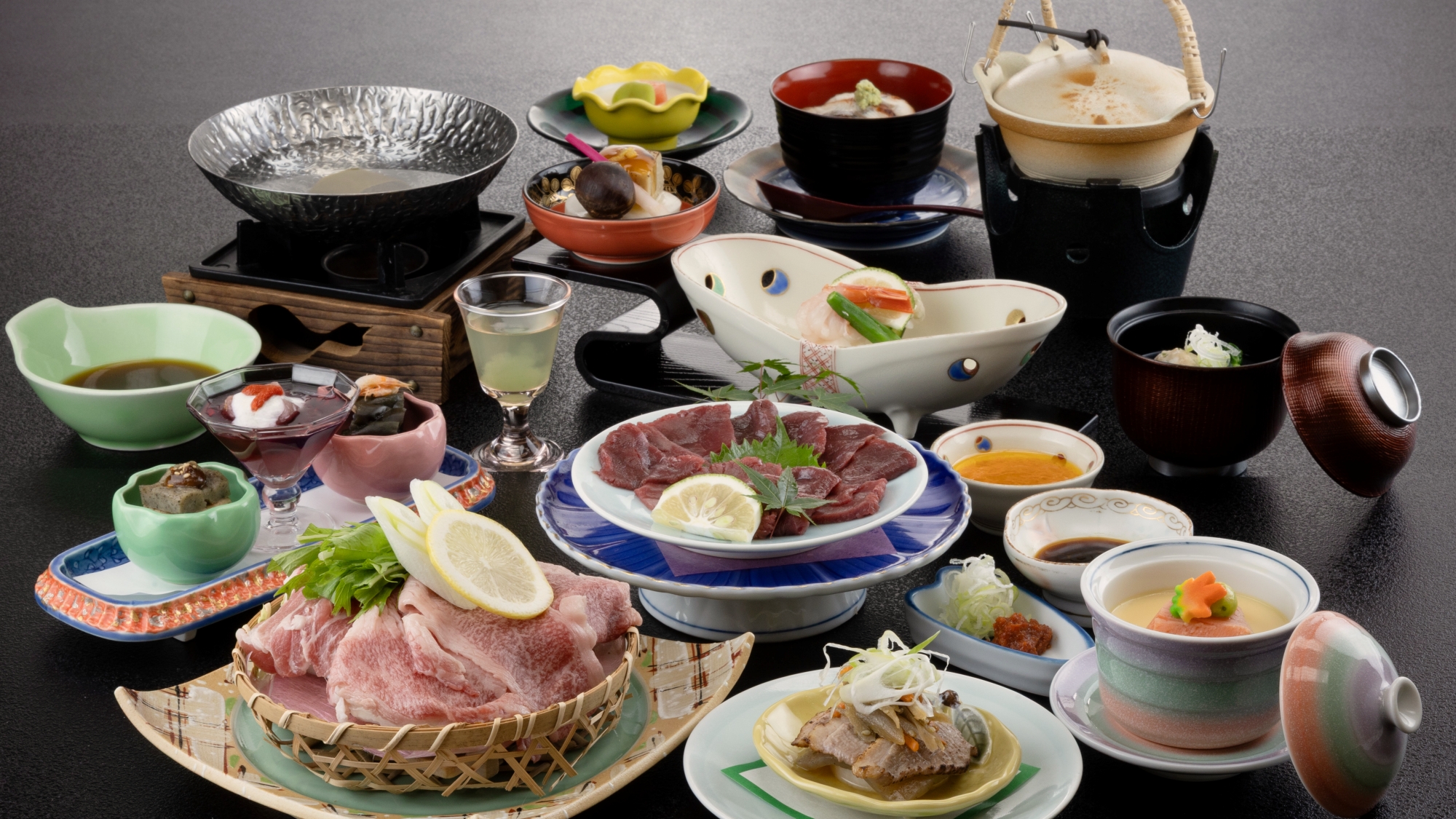 *＜一例＞馬刺しを中心に、旬の味覚を贅沢に盛り込んだ馬刺しプラン。