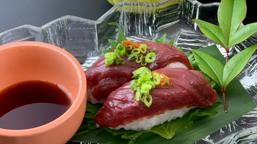 *【夕食一例】贅沢ご褒美プラン：会津産馬刺しの握り鮨はクセがなく驚きの美味しさ！