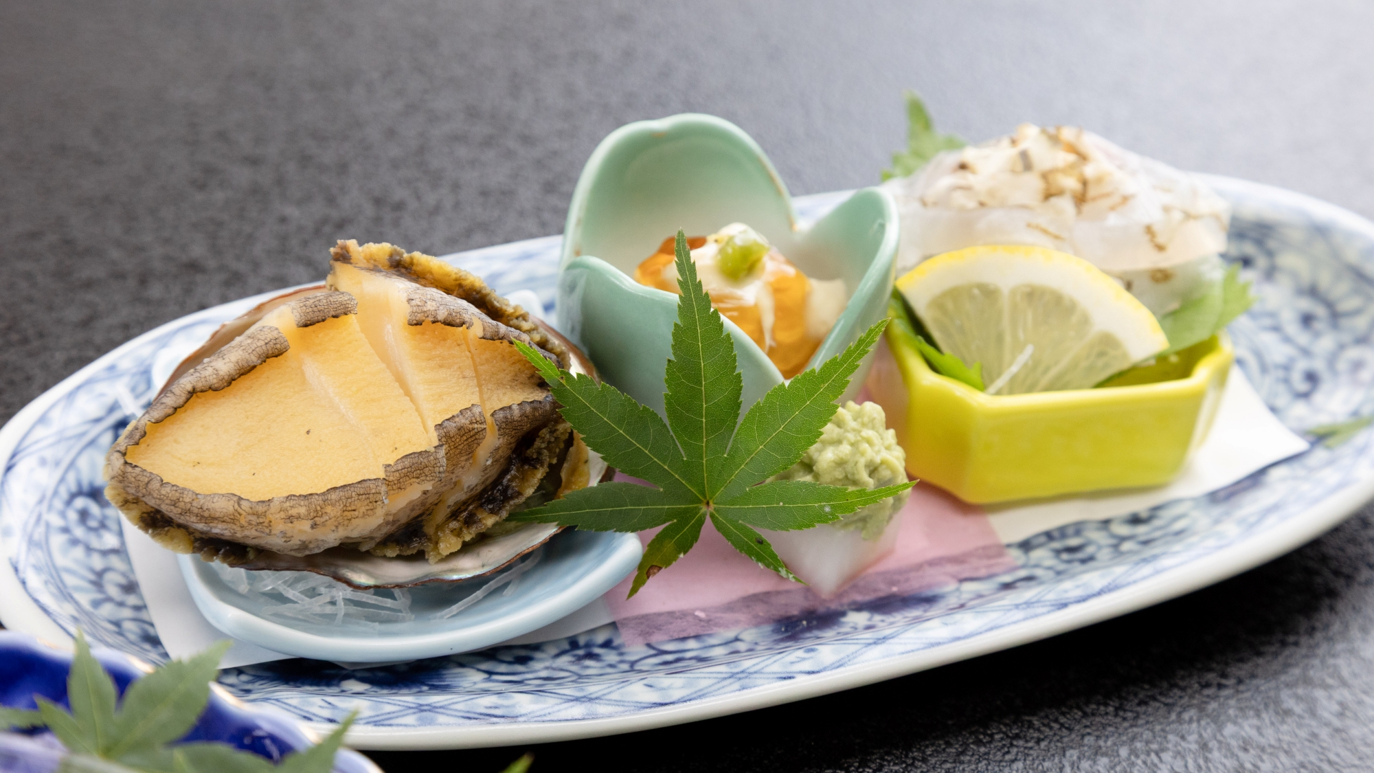 *アワビを使った贅沢なひと皿。磯の香りと食感を堪能できます。