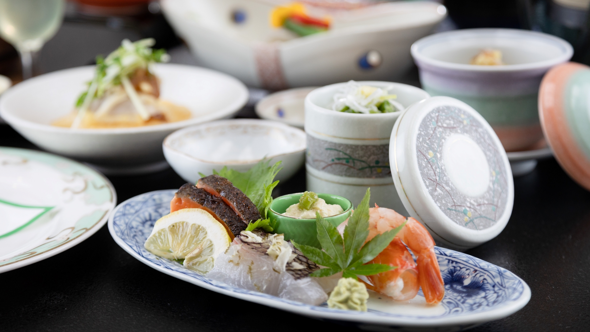 *＜夕食一例＞移ろう季節を感じる月替わりの献立で、五感に響くひとときを。