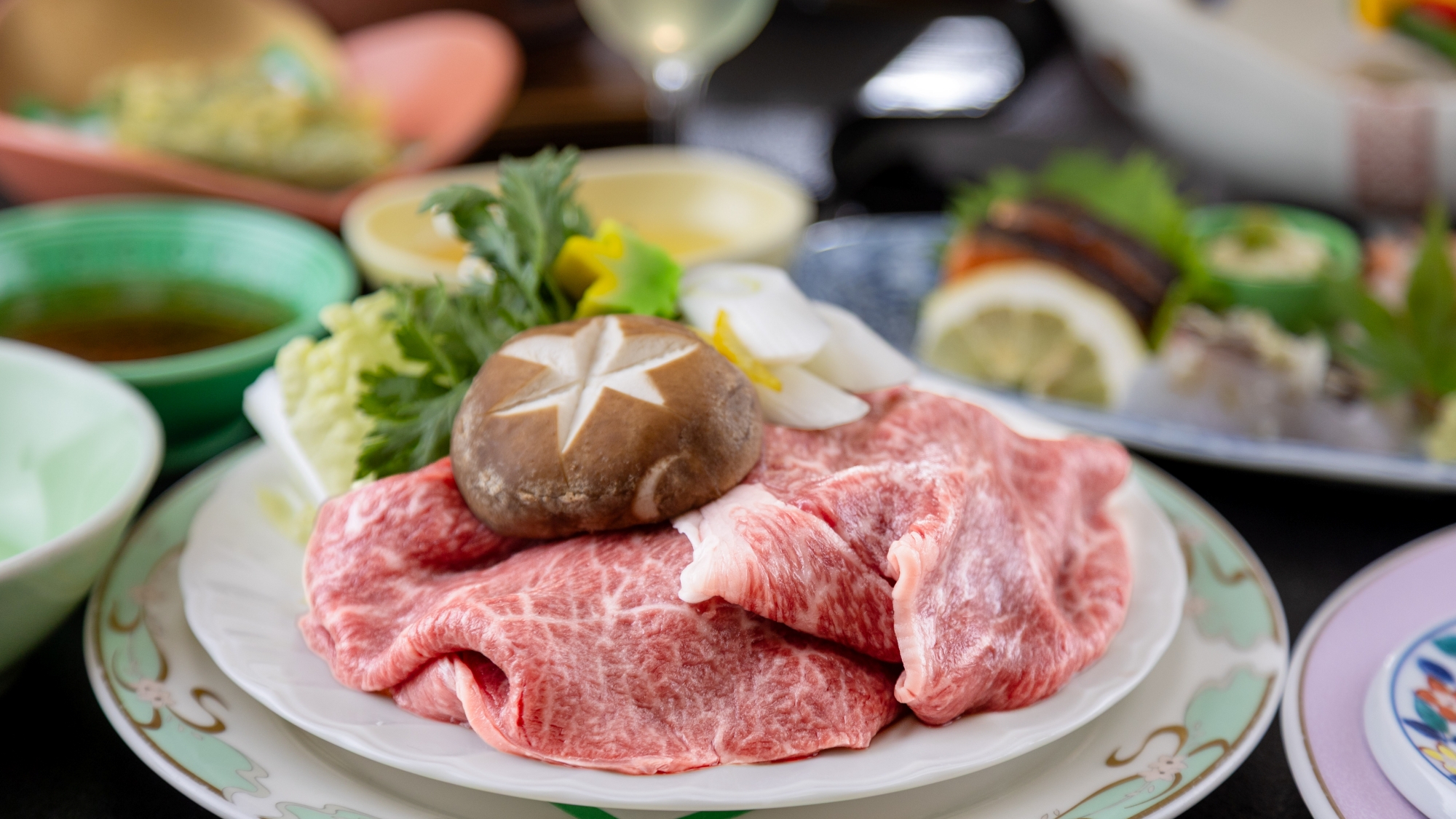 *霜降りの美しさも格別ないしかわ牛。湯にくぐらせて楽しむ、やさしくとろける極上の味わい。