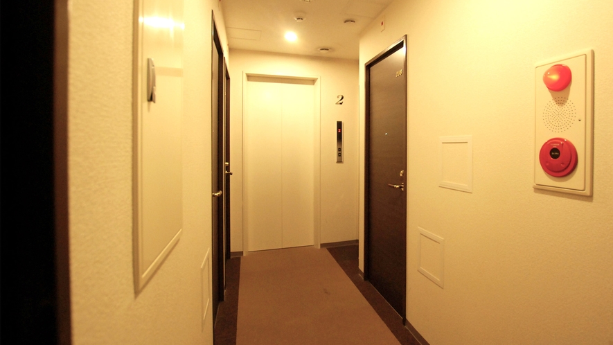 ・客室前の廊下　エレベーターをご利用ください