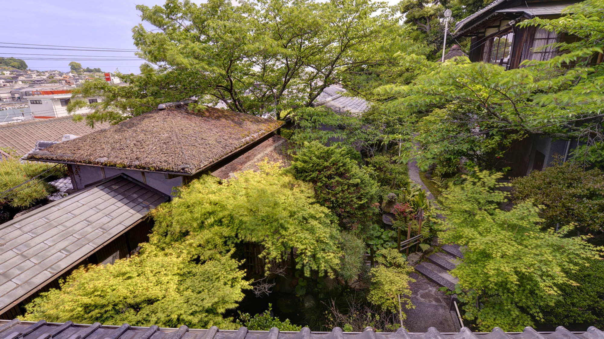 *【楓の眺望一例】備後屋の敷地内には石段や坂道があり、どのお部屋もバリアフリーとはなっておりません。