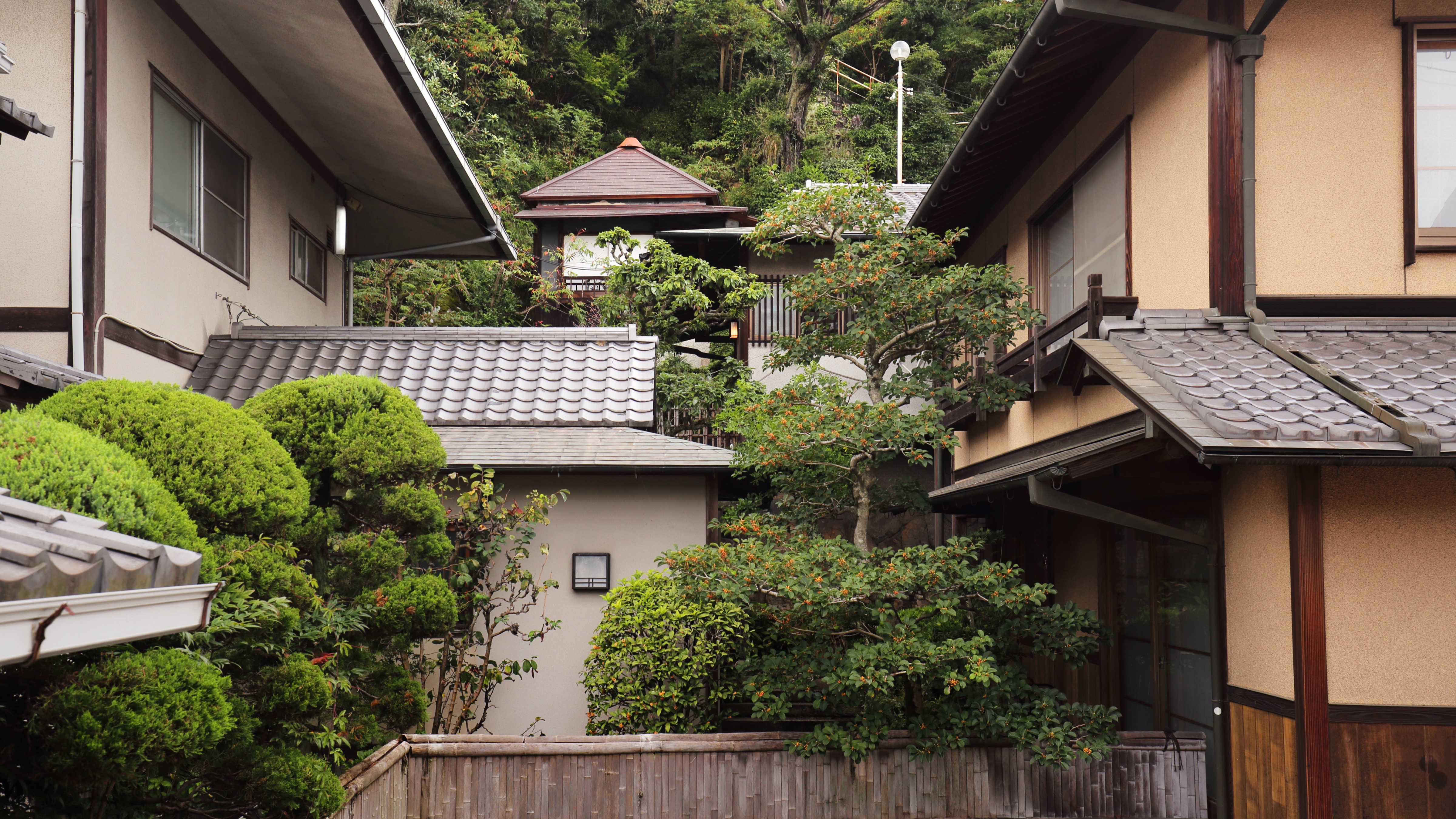 【外観】玉島港を望む小山を利用した味わいある離れ構造の庭園旅館