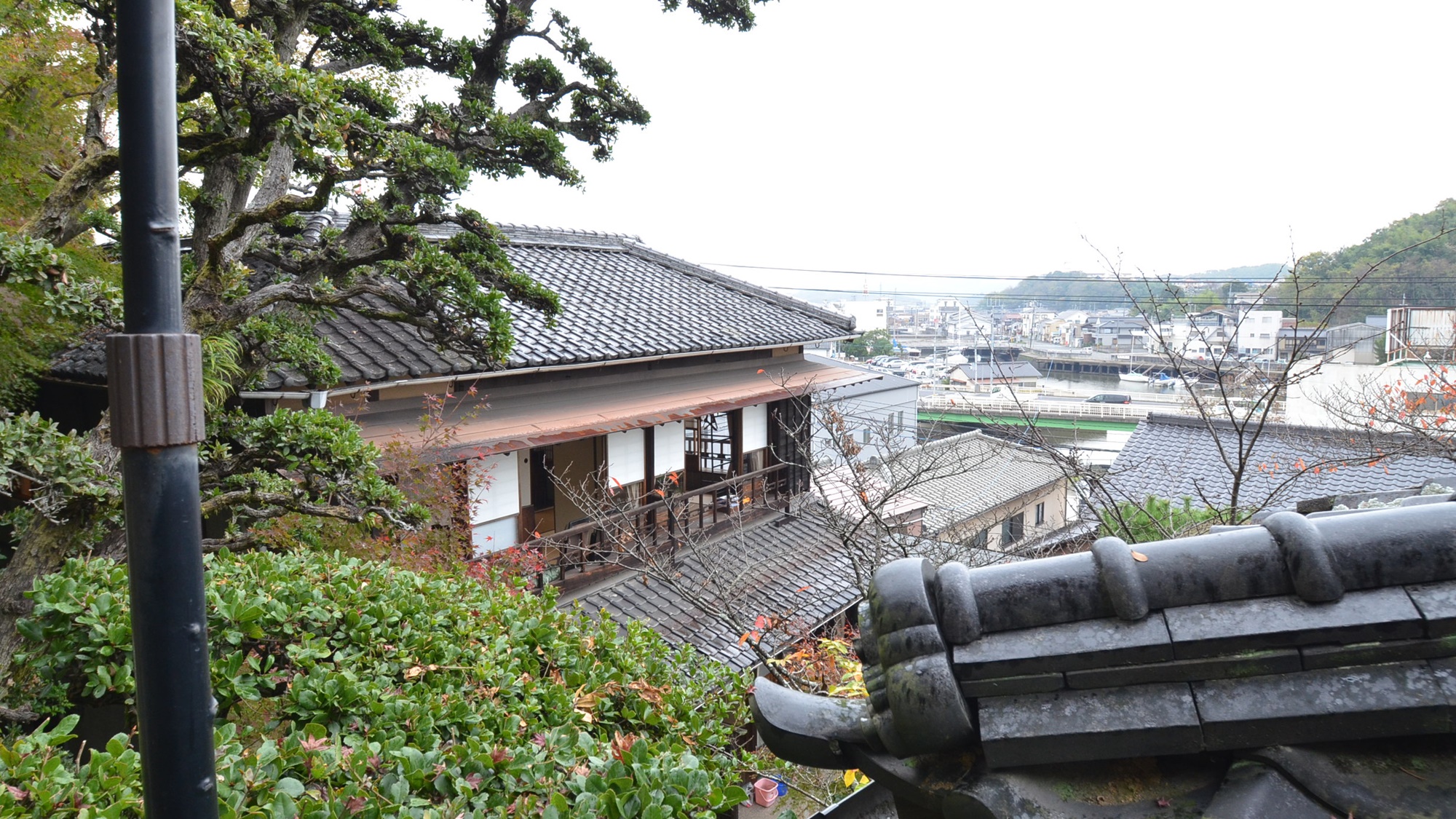 *【お部屋からの景色一例】窓からの景色は海まで見渡せるお部屋もございます。