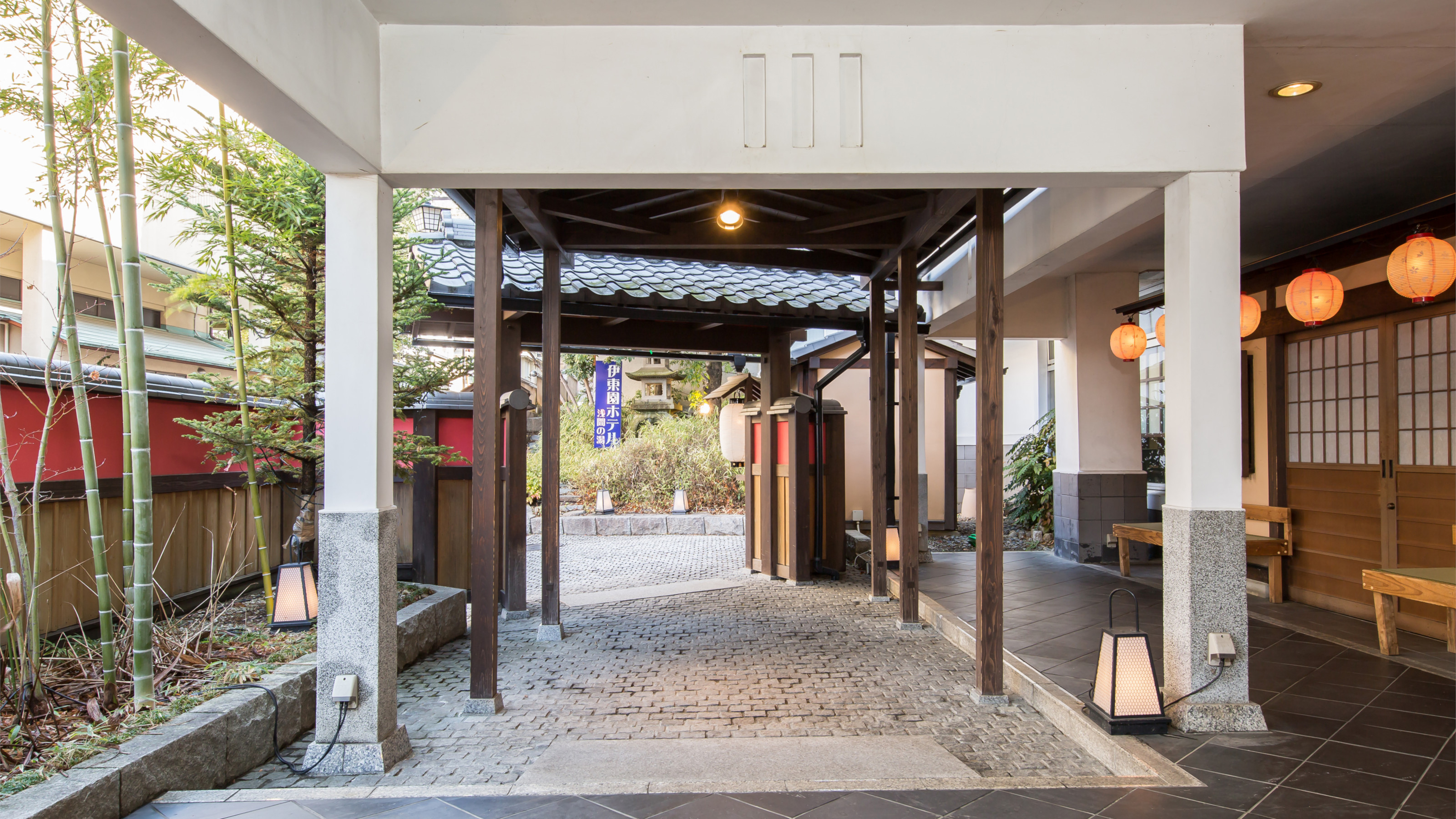 ホテル正面玄関