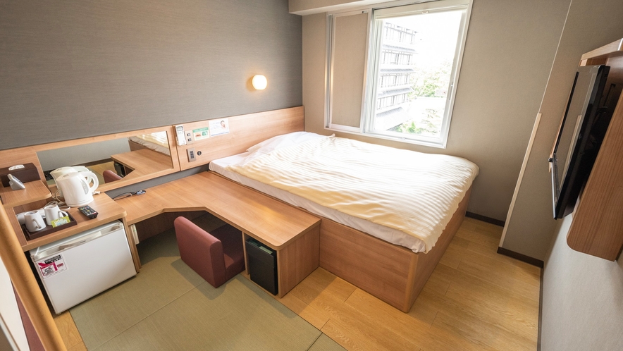 畳のお部屋にダブルベッドが１台ある【和モデレートルーム】