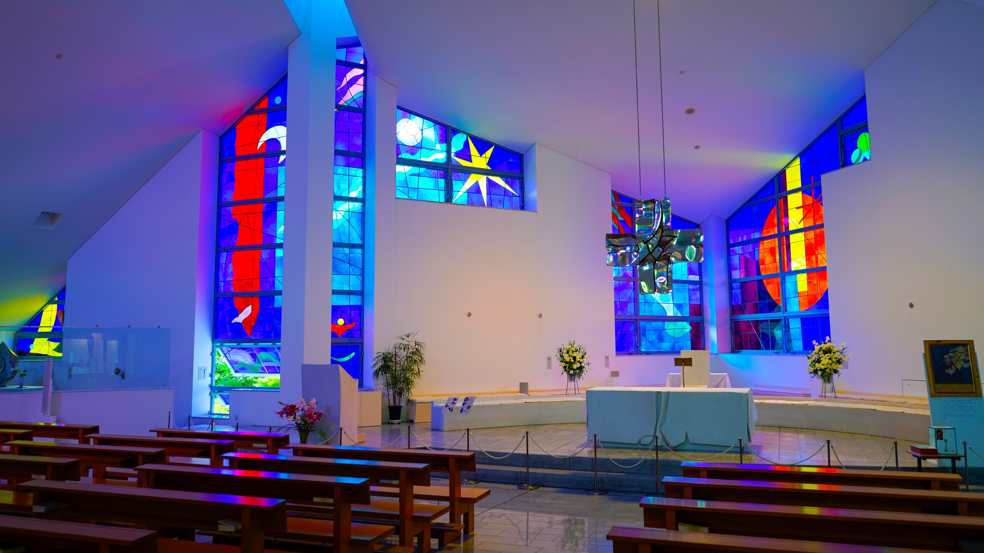 【当館から車で8分】白い外観とステンドグラスが美しい、カトリックの記念聖堂「サビエル記念聖堂」