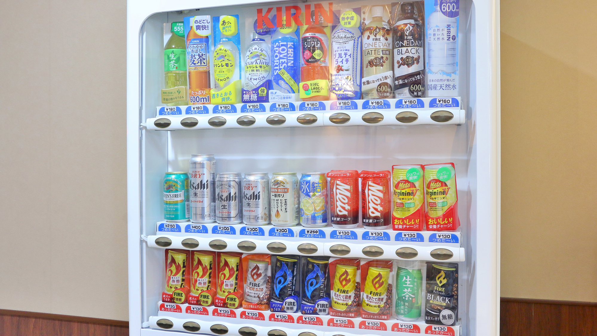 【館内】１階に自販機を設置しております