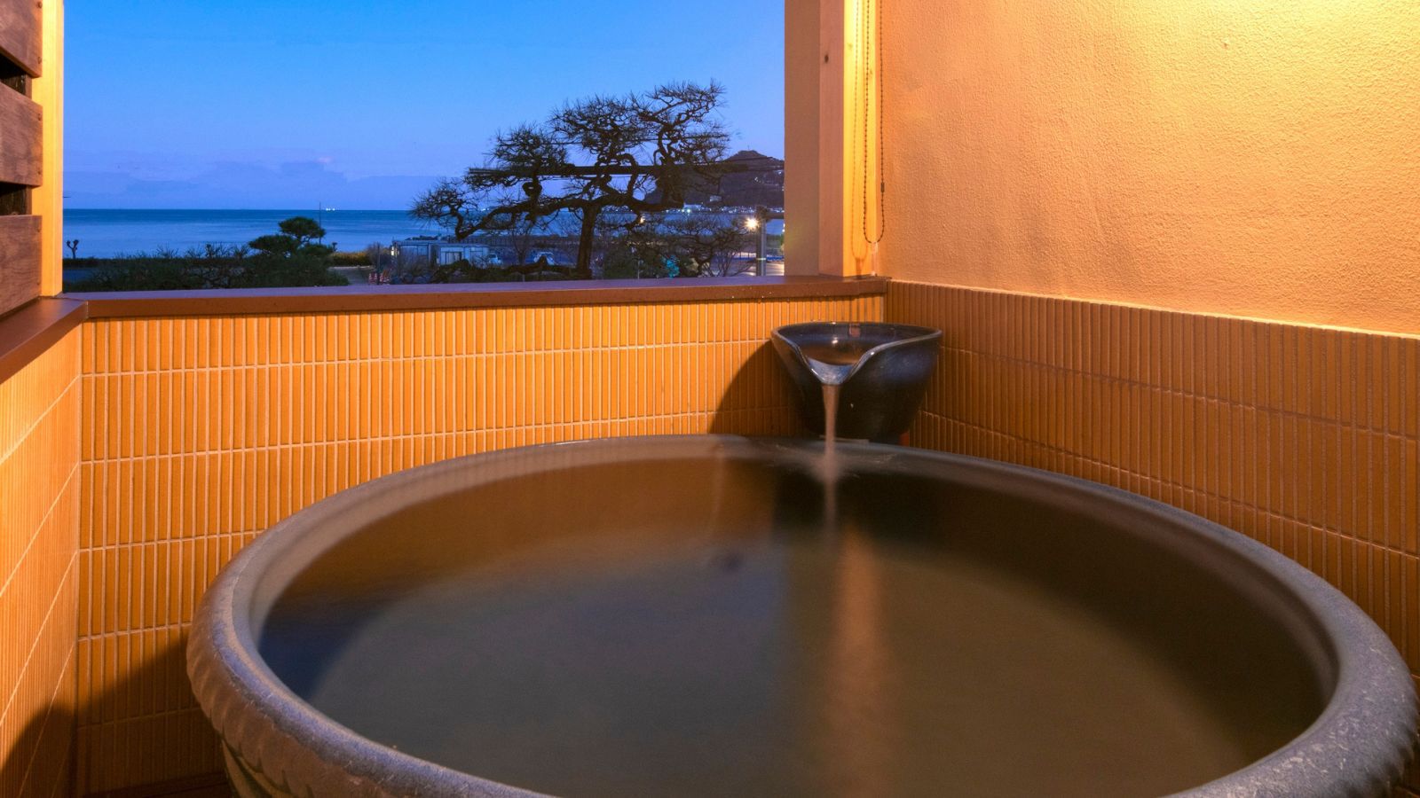 温泉露天風呂付き客室２階『蓬莱』