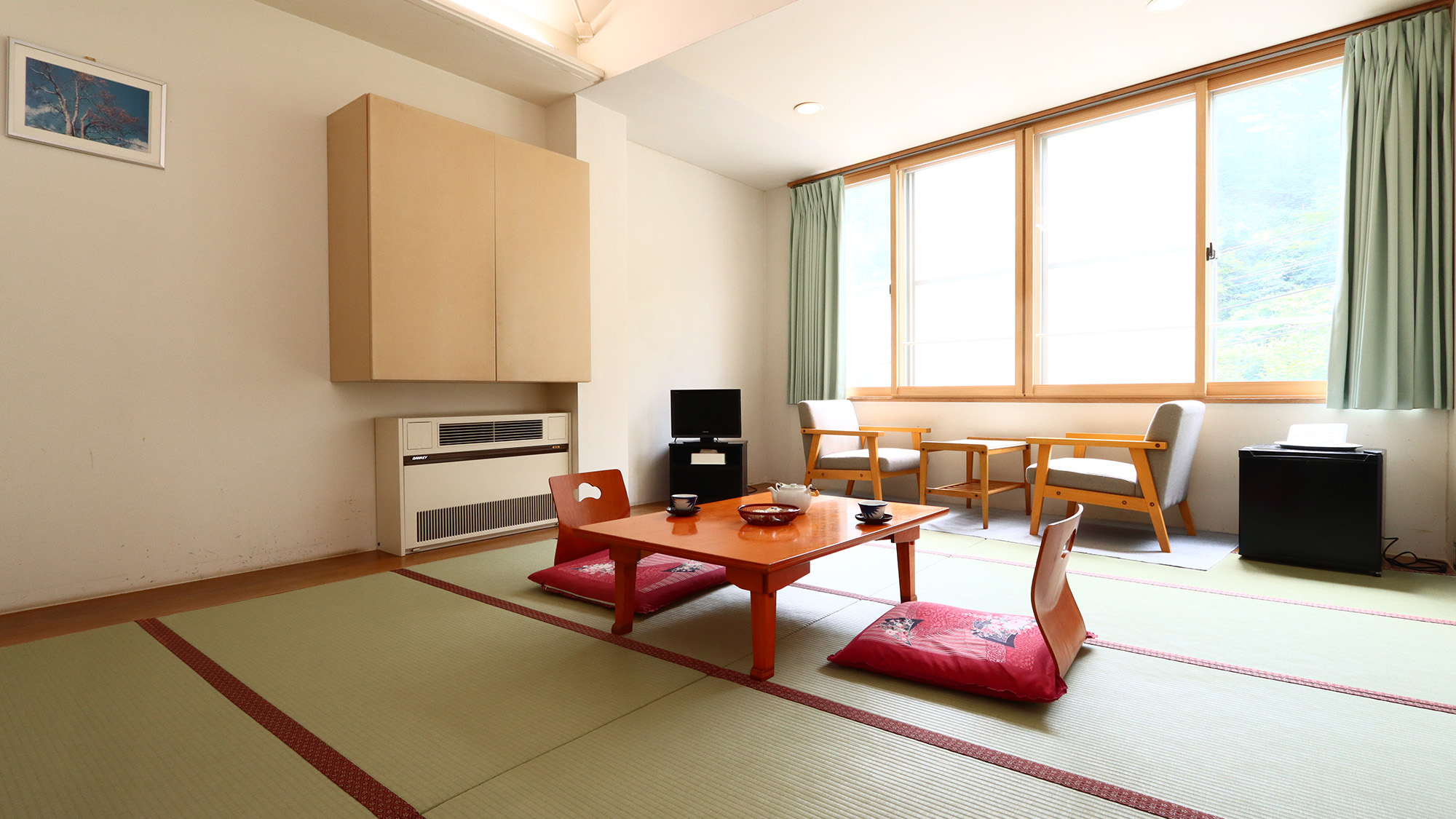 【旧館和室8畳】昔ながらのお部屋とリフォームしたお部屋があります（1～3名様）
